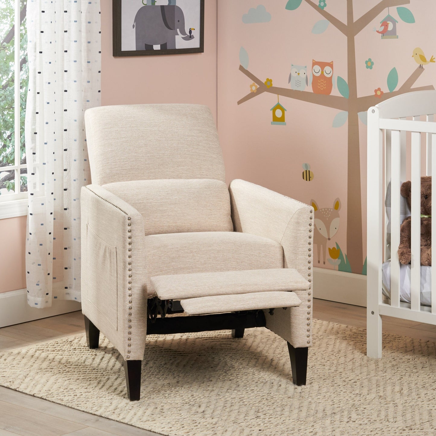 Fauteuil inclinable moderne en tissu avec repose-pieds, détails cloutés et pieds en bouleau