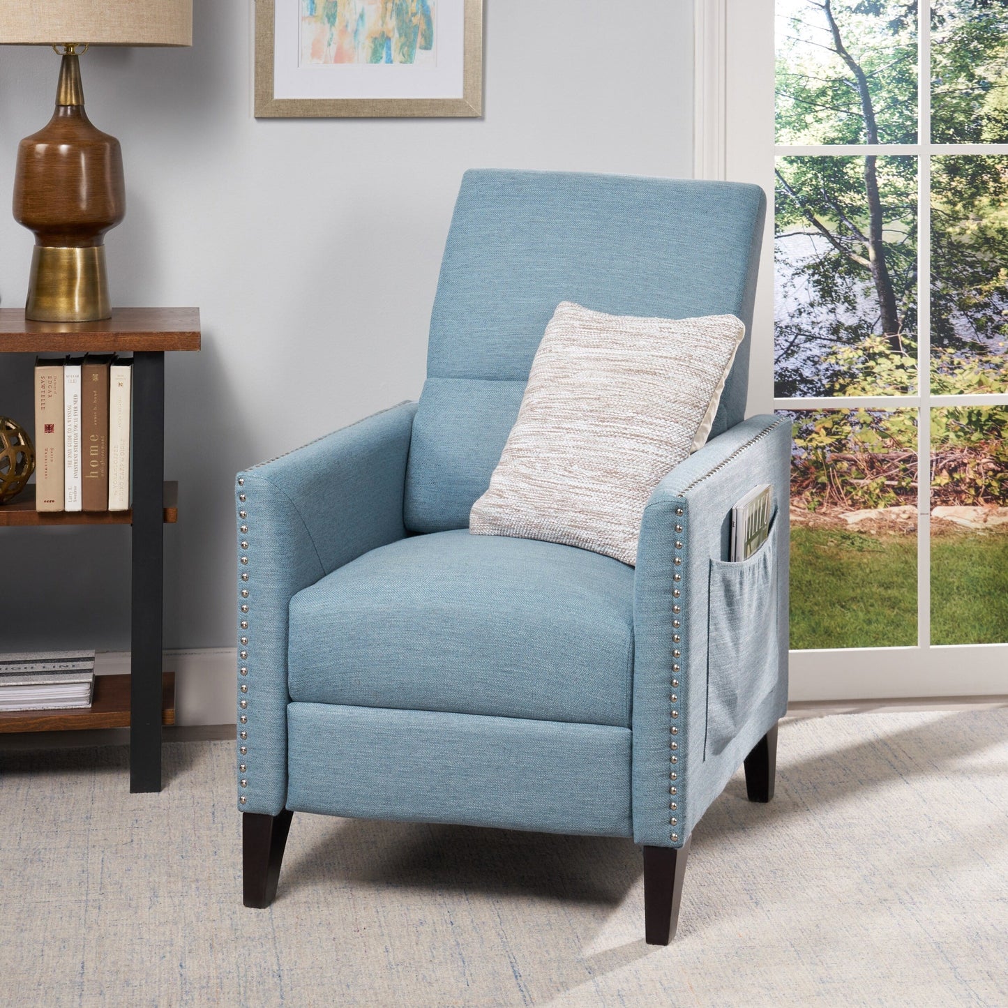 Fauteuil inclinable moderne en tissu avec repose-pieds, détails cloutés et pieds en bouleau