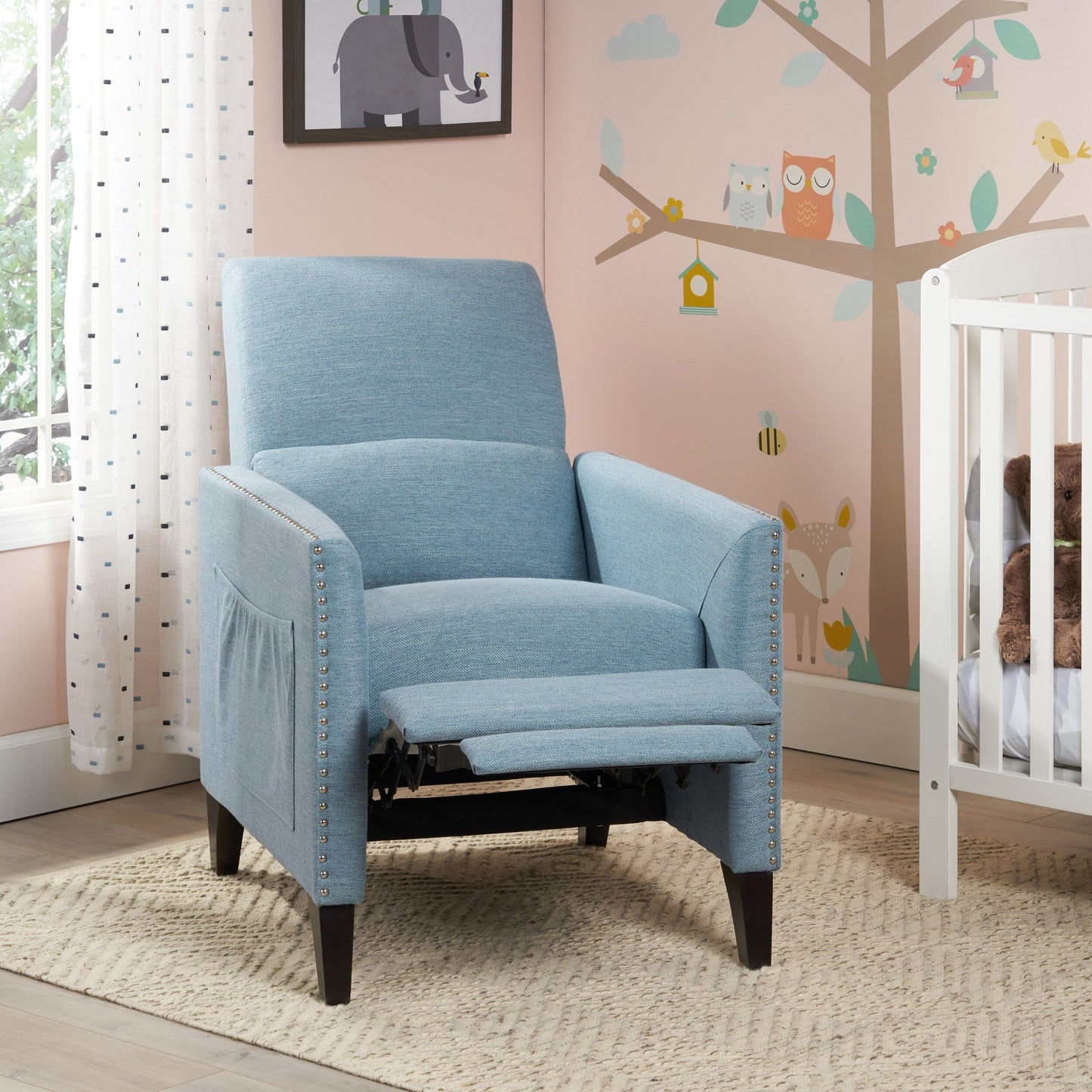 Fauteuil inclinable moderne en tissu avec repose-pieds, détails cloutés et pieds en bouleau