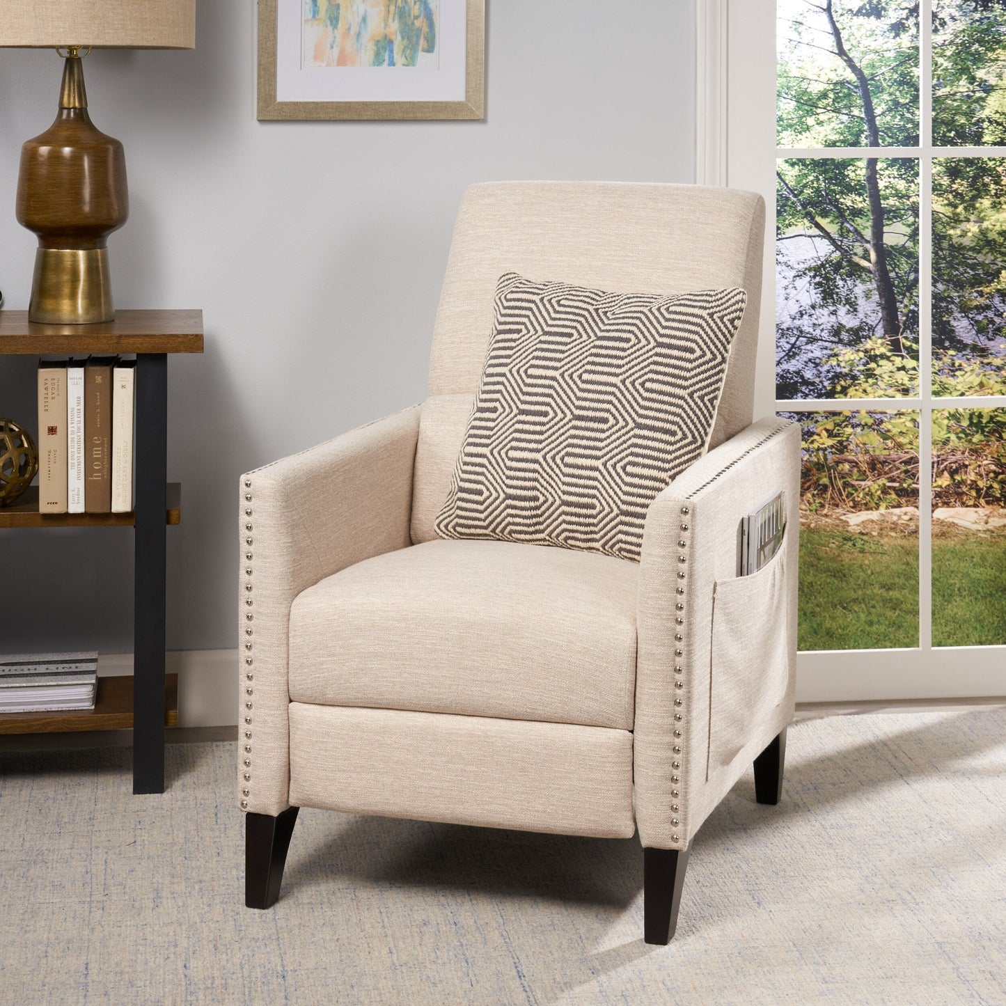 Fauteuil inclinable moderne en tissu avec repose-pieds, détails cloutés et pieds en bouleau