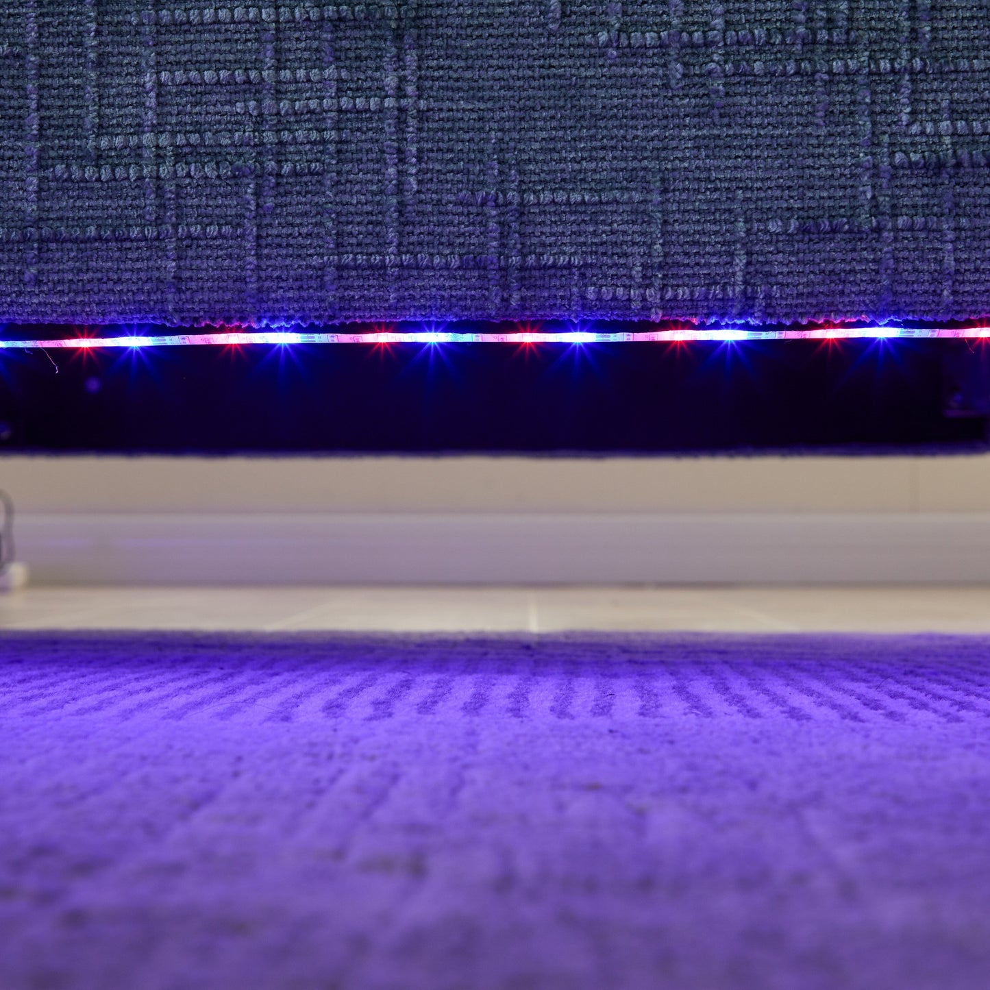 Canapé 2 places en chenille de style moderne avec pieds en bois, éclairage LED, port de chargement USB et sac de rangement, idéal pour le salon, la chambre à coucher ou le bureau.