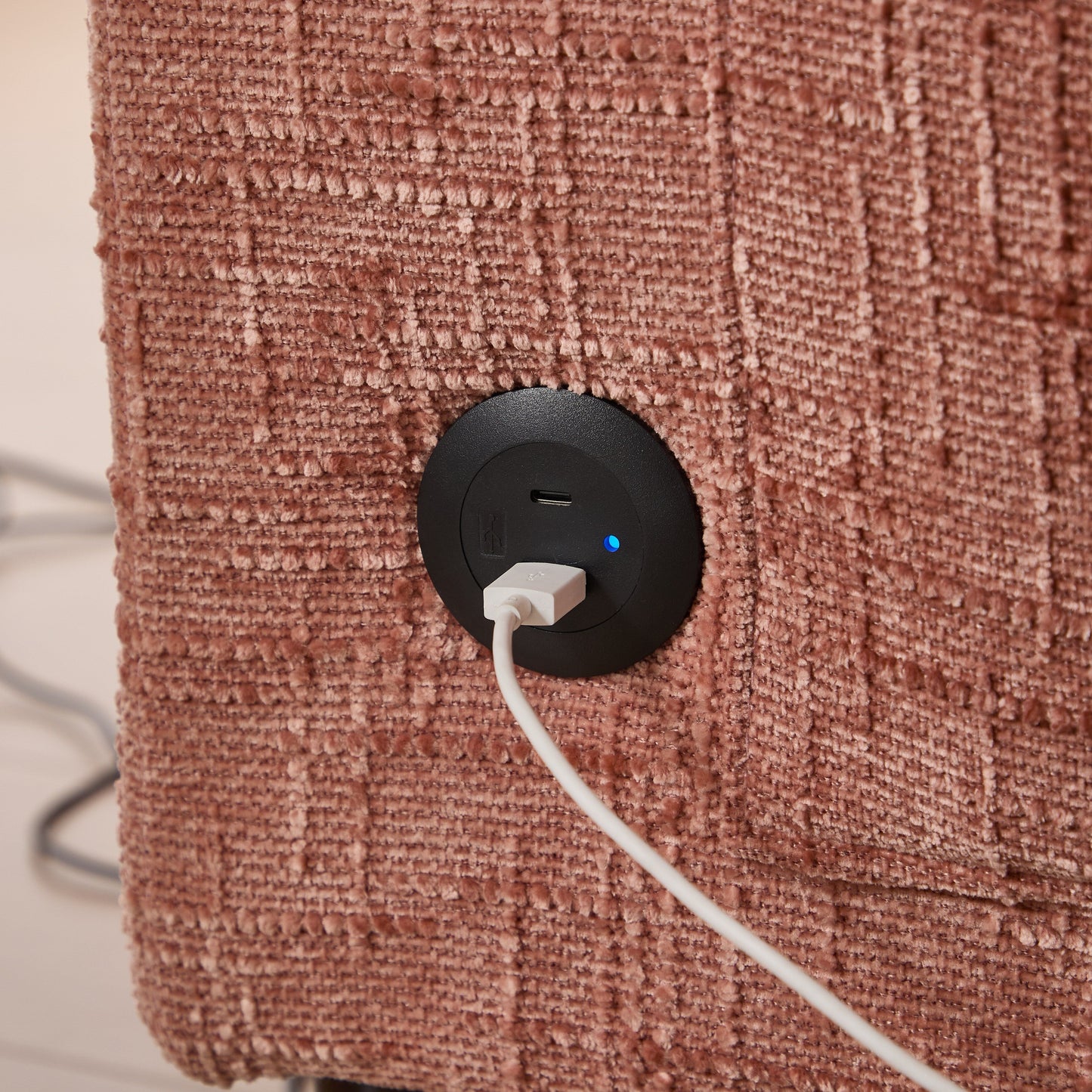 Canapé 2 places en chenille de style moderne avec pieds en bois, éclairage LED, port de chargement USB et sac de rangement, idéal pour le salon, la chambre à coucher ou le bureau.