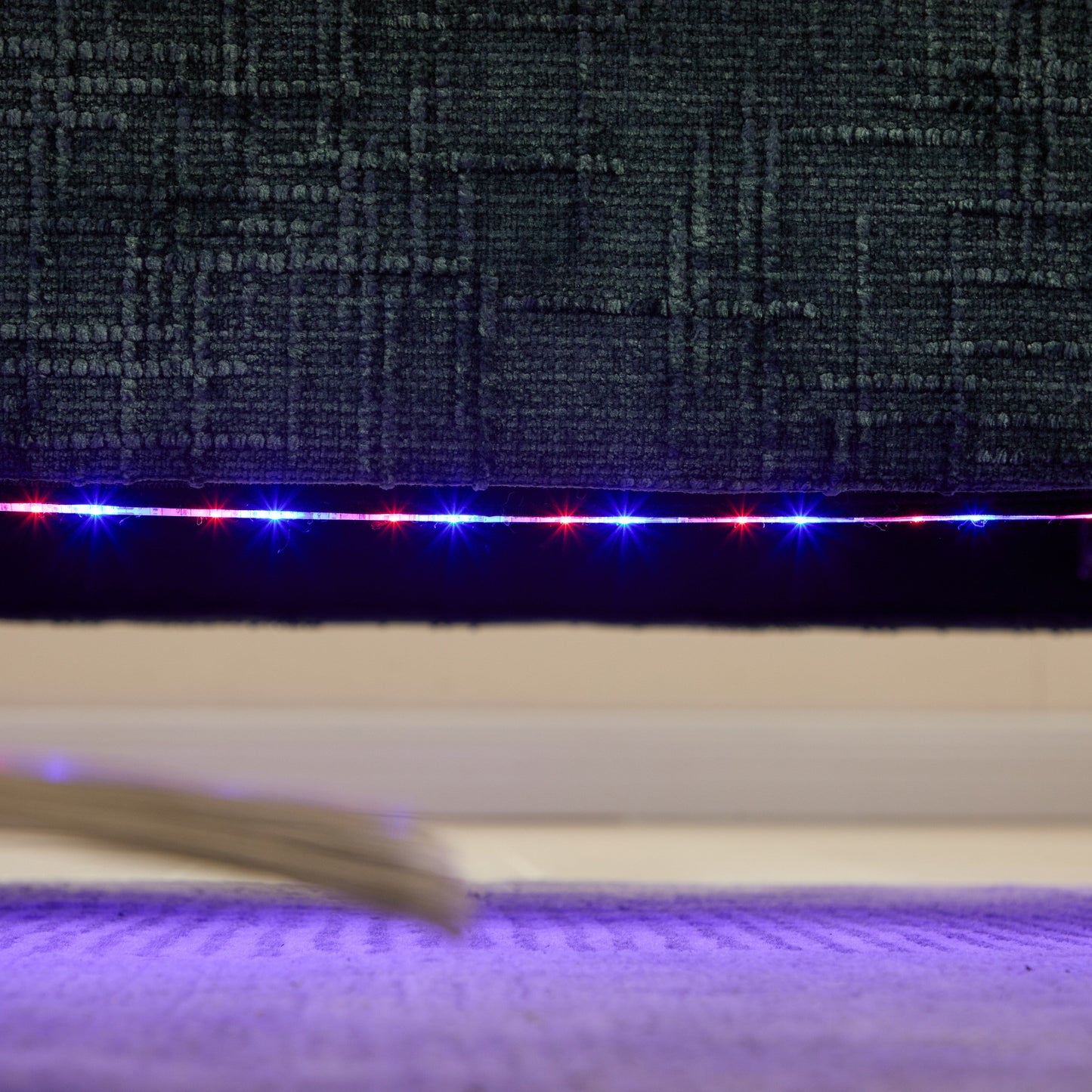 Canapé 2 places en chenille de style moderne avec pieds en bois, éclairage LED, port de chargement USB et sac de rangement, idéal pour le salon, la chambre à coucher ou le bureau.