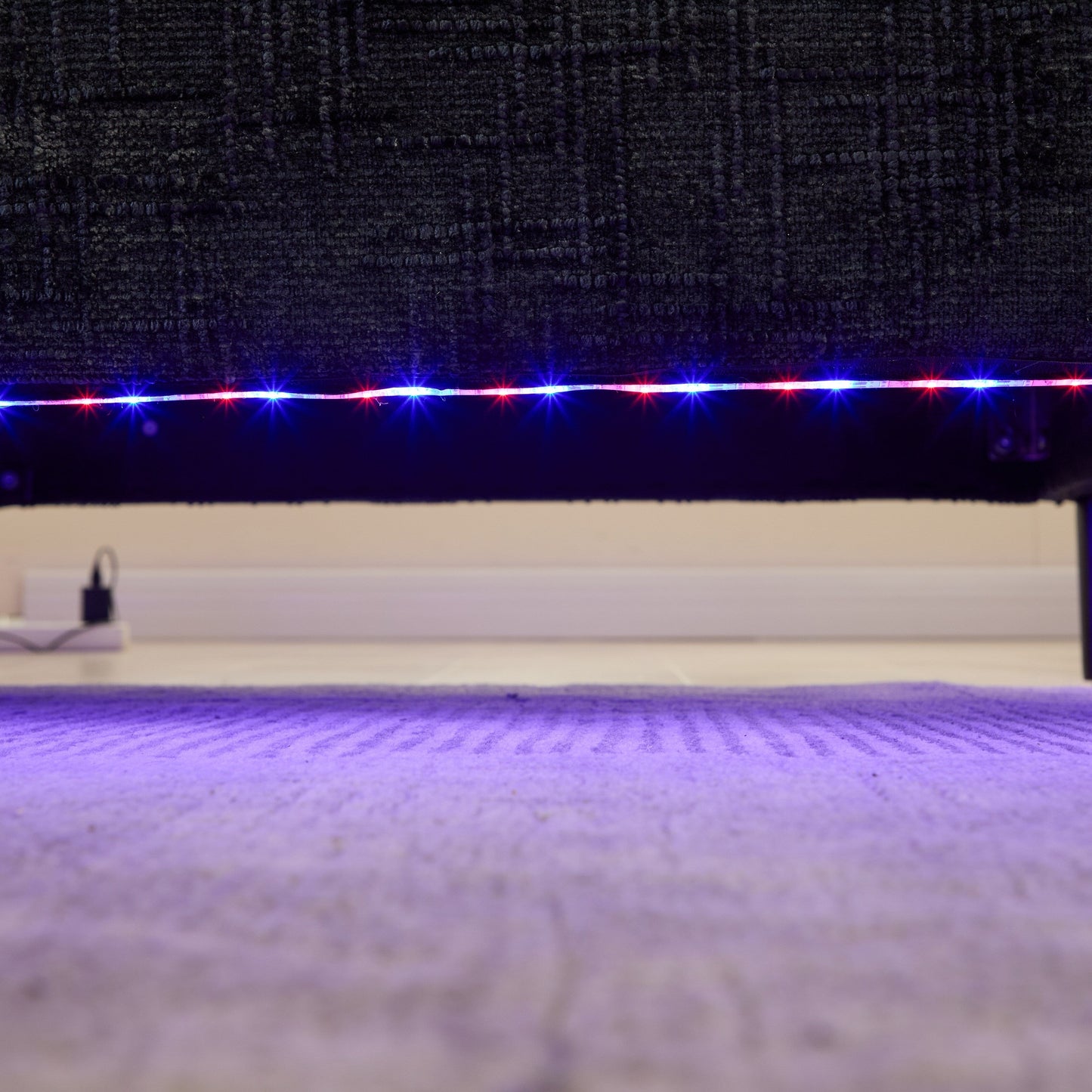 Canapé 2 places en chenille de style moderne avec pieds en bois, éclairage LED, port de chargement USB et sac de rangement, idéal pour le salon, la chambre à coucher, le bureau ou la salle d'étude.