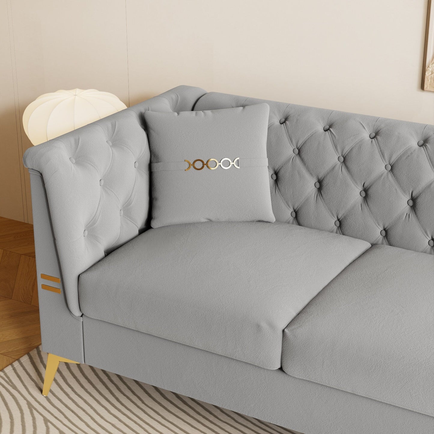 Canapé moderne en velours capitonné, canapé 3 places style milieu de siècle, pieds et coussins en métal doré, élégant canapé de style Chesterfield.