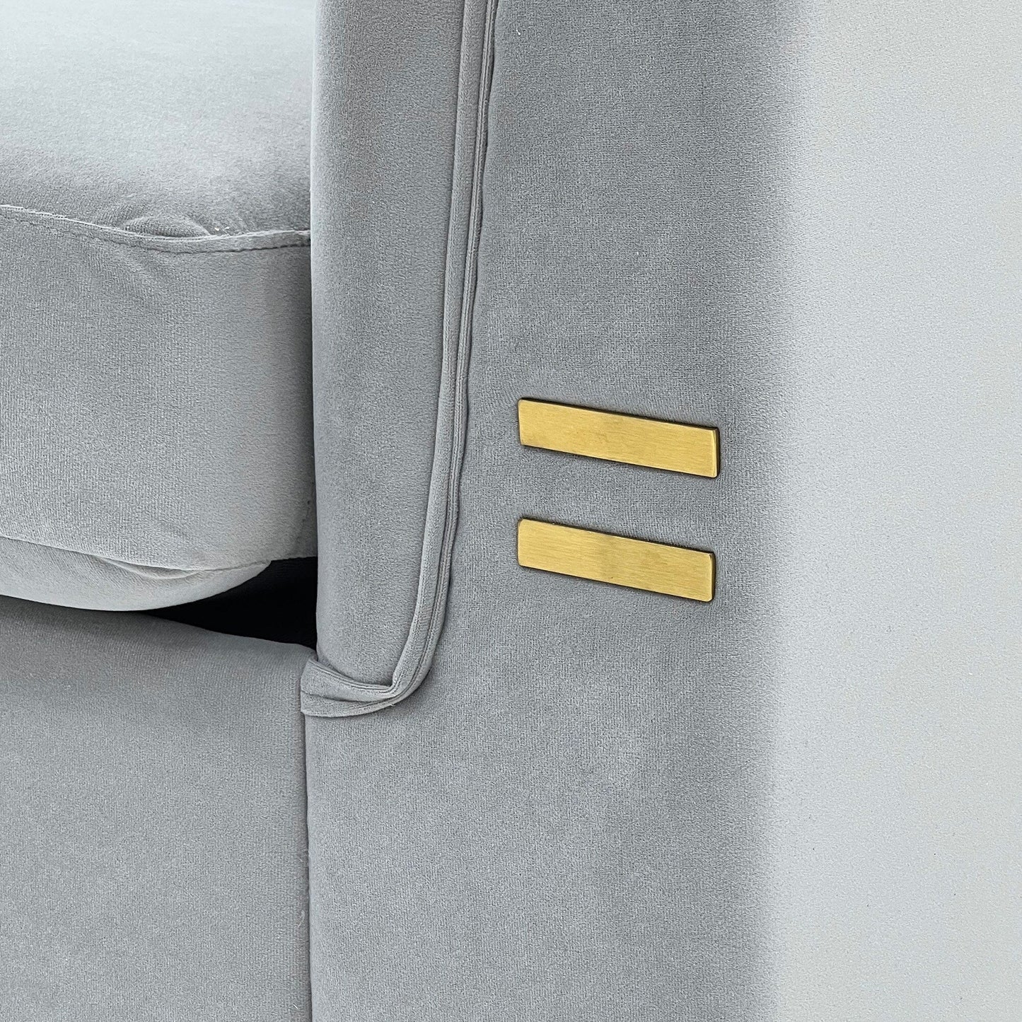 Canapé moderne en velours capitonné, canapé 3 places style milieu de siècle, pieds et coussins en métal doré, élégant canapé de style Chesterfield.