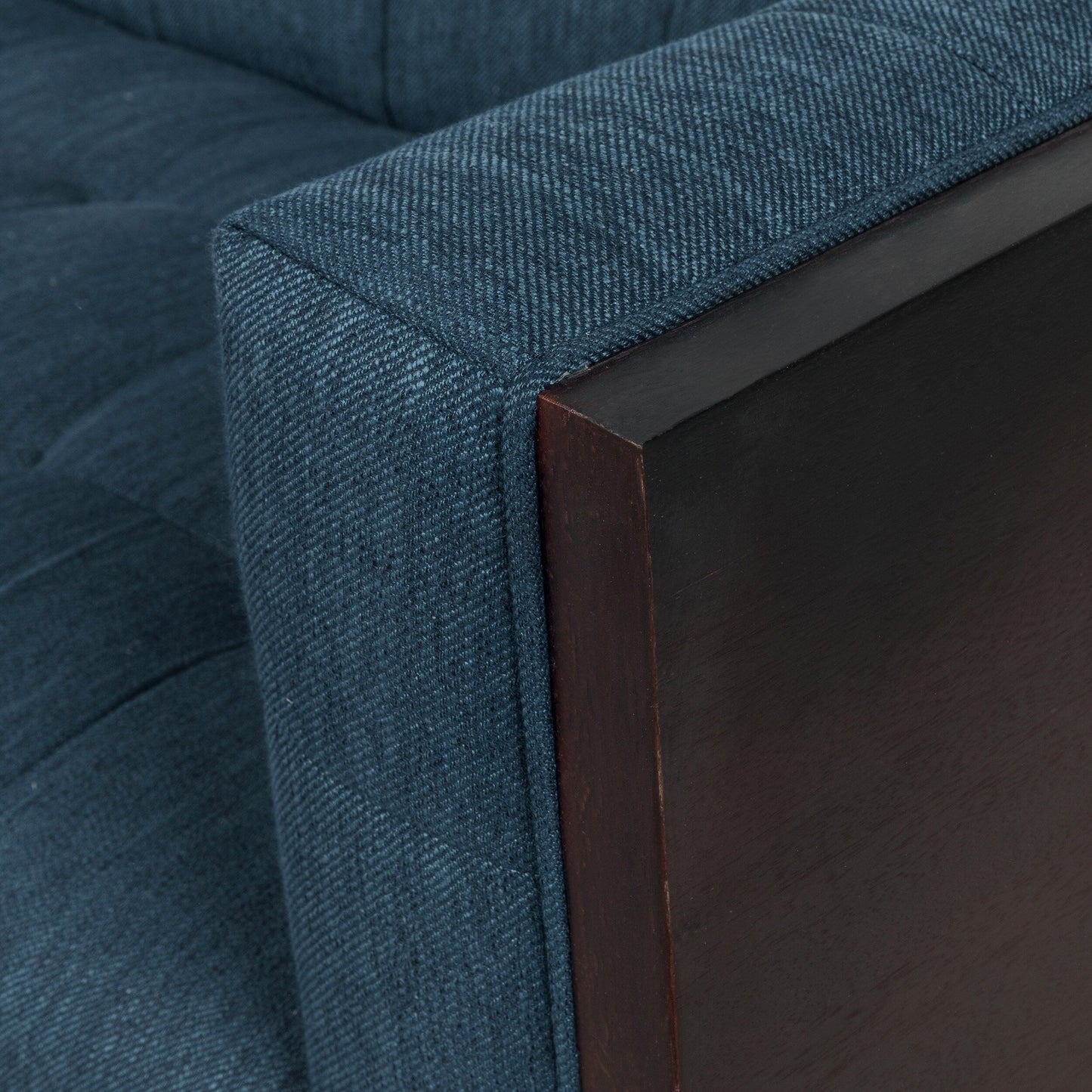 Canapé 3 places capitonné bleu marine avec pieds en bois