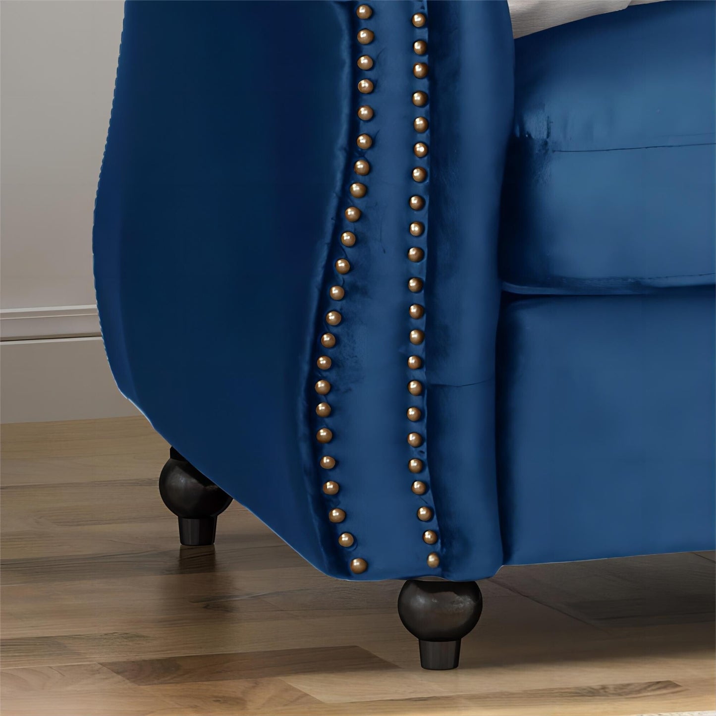 Canapé Chesterfield bleu marine 3 places capitonné avec boutons 84,75, clous et pieds en bois pour le salon
