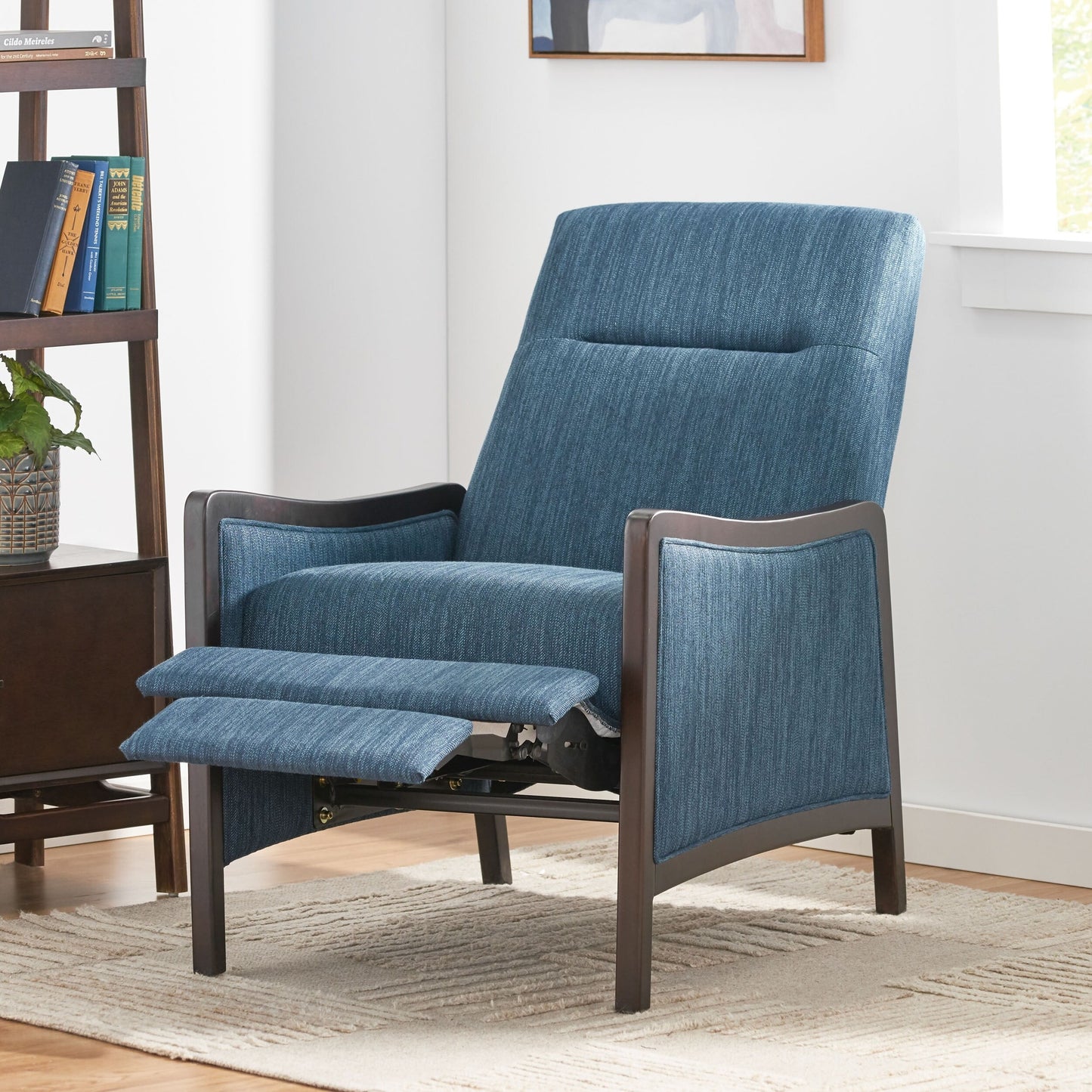 Fauteuil inclinable rembourré bleu marine de style milieu du siècle avec repose-pieds et cadre en bois de bouleau