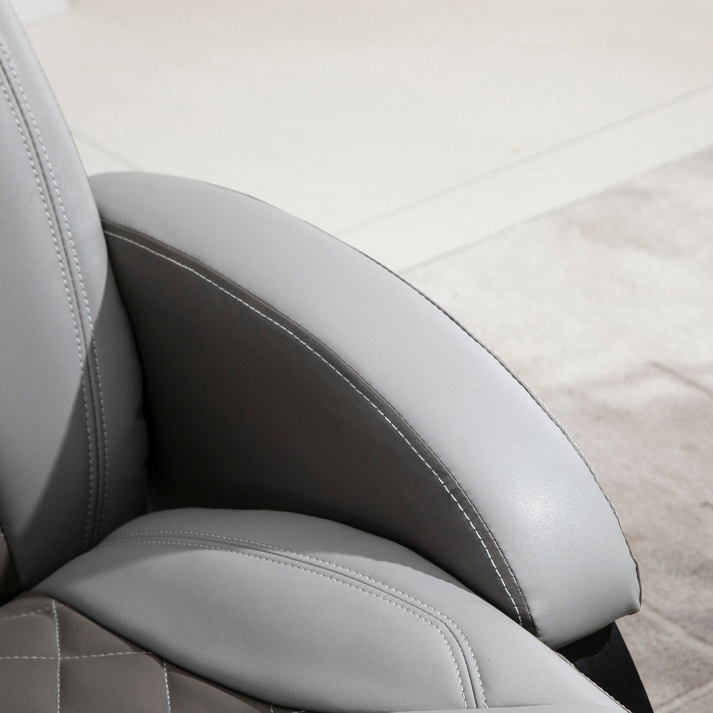 Fauteuil inclinable en cuir synthétique avec repose-pieds, coutures diamant, inclinaison à 135°, pivot à 360°, base en acier/bois et appui-tête