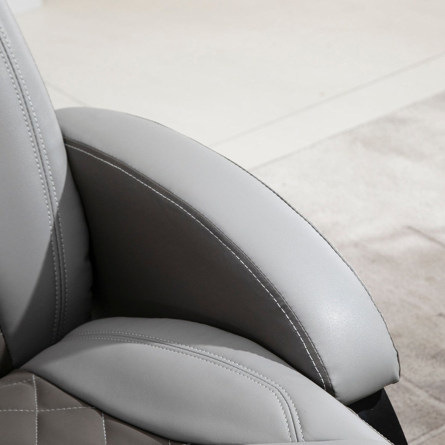 Fauteuil inclinable en similicuir avec coutures en losange, inclinaison à 135°, pivot à 360° et base robuste en acier et bois