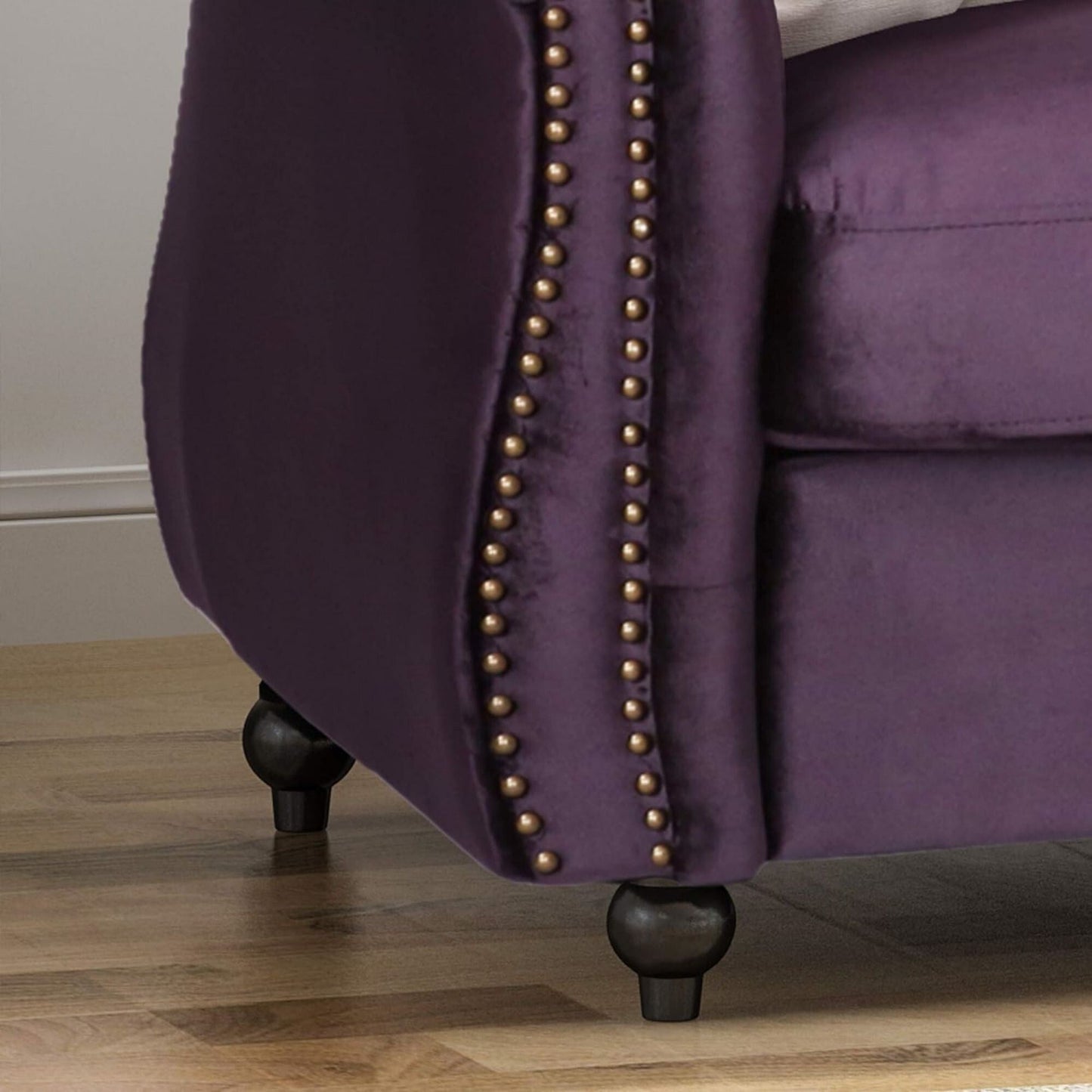 Canapé 3 places capitonné Chesterfield violet 84,75 avec boutons, clous et pieds en bois pour le salon