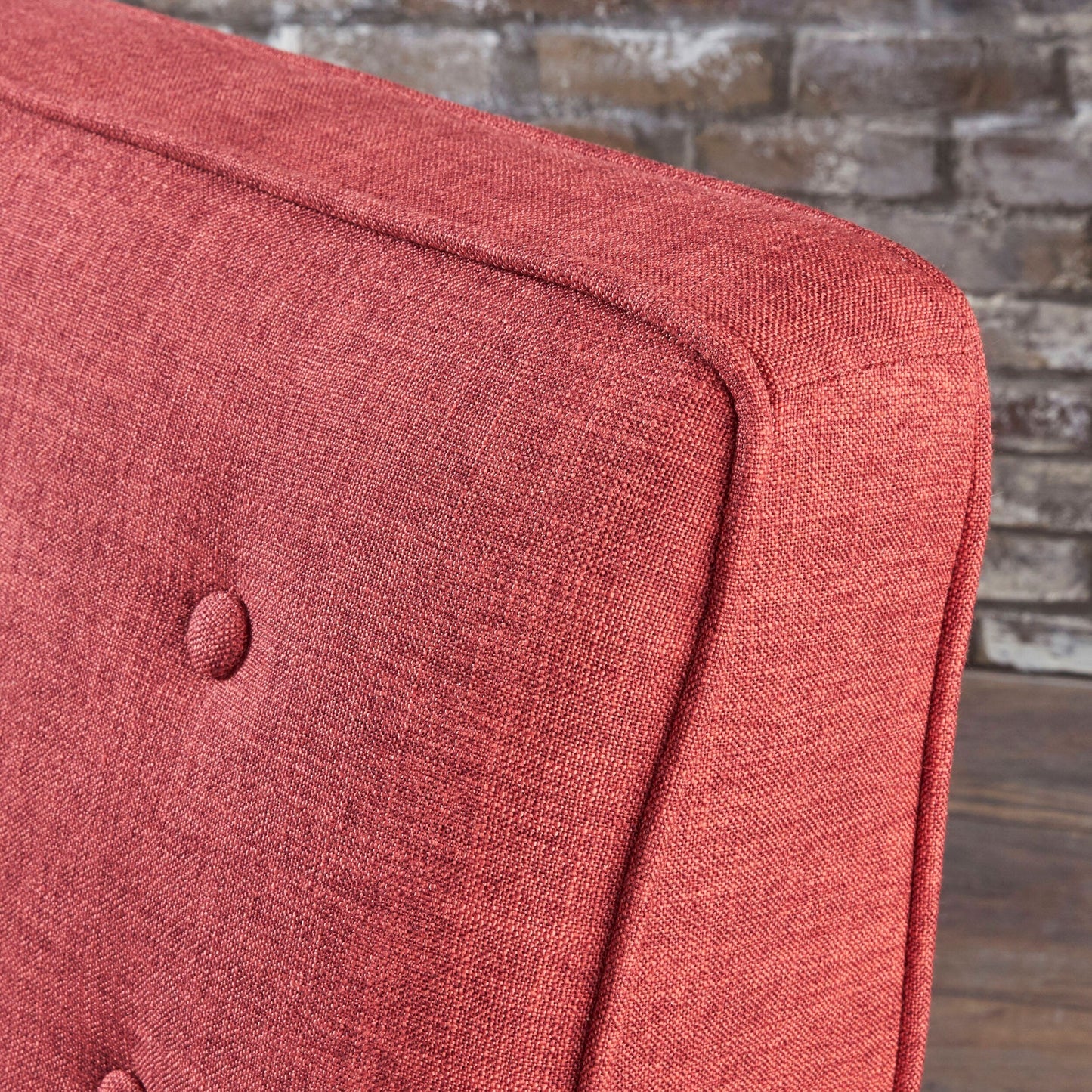 Fauteuil inclinable rembourré en tissu rouge style milieu du siècle avec repose-pieds, dossier capitonné et pieds en hêtre