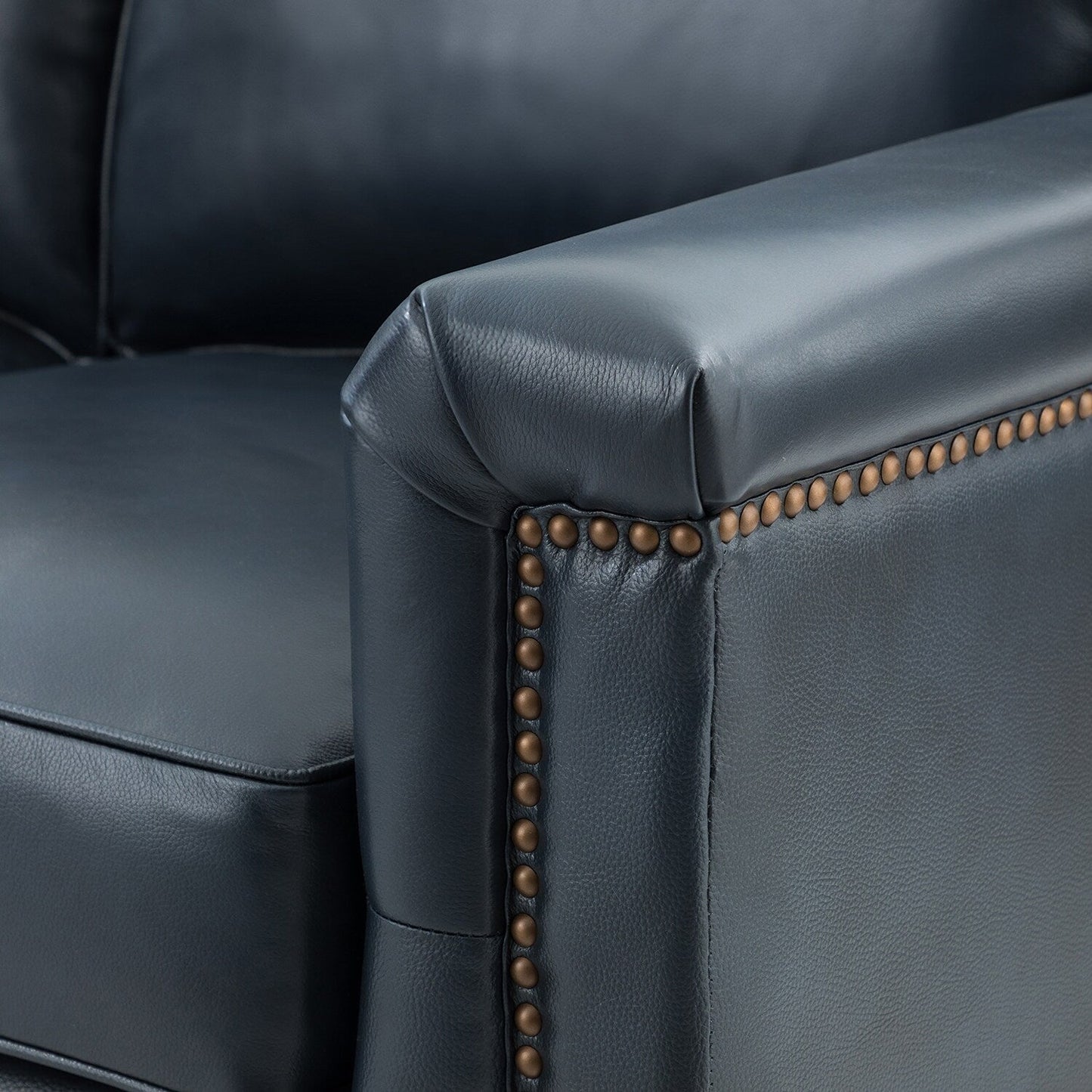 Canapé de salon 3 places en cuir véritable Rita avec pieds en bois massif et clous décoratifs