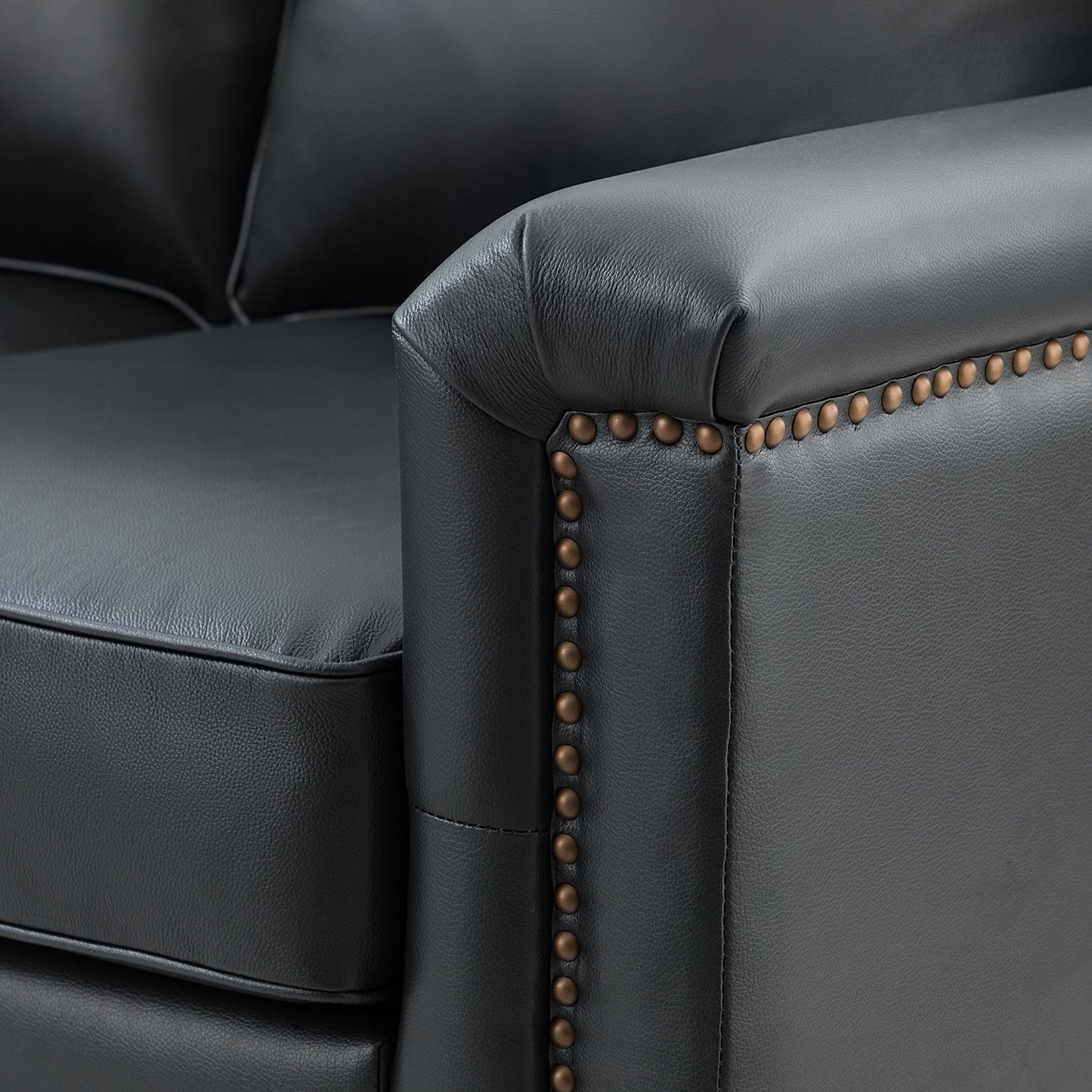 Canapé de salon 3 places en cuir véritable Rita avec pieds en bois massif et clous décoratifs