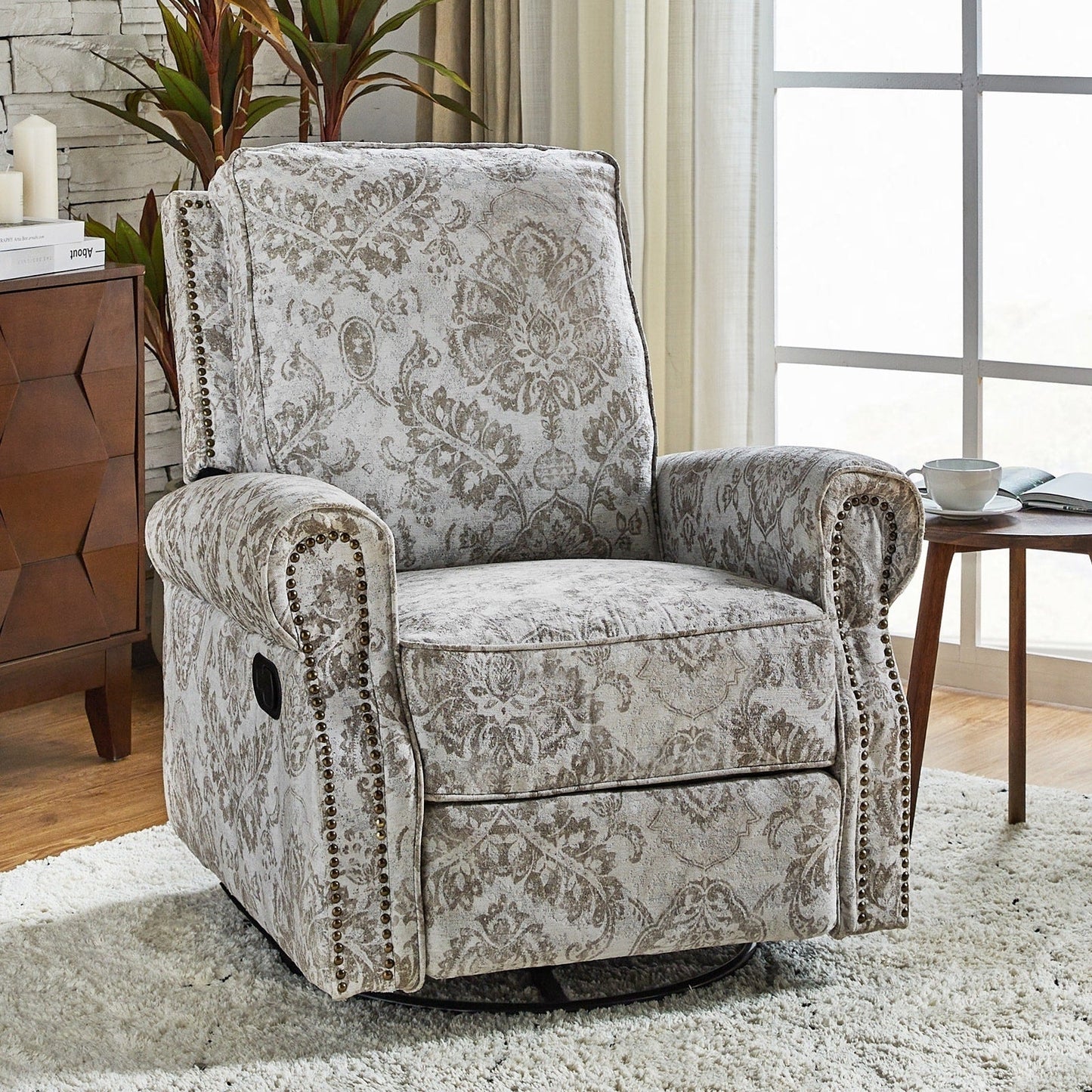 Fauteuil inclinable pivotant à bascule et à imprimé floral Roderich Farmhouse avec accoudoirs roulés par HULALA HOME