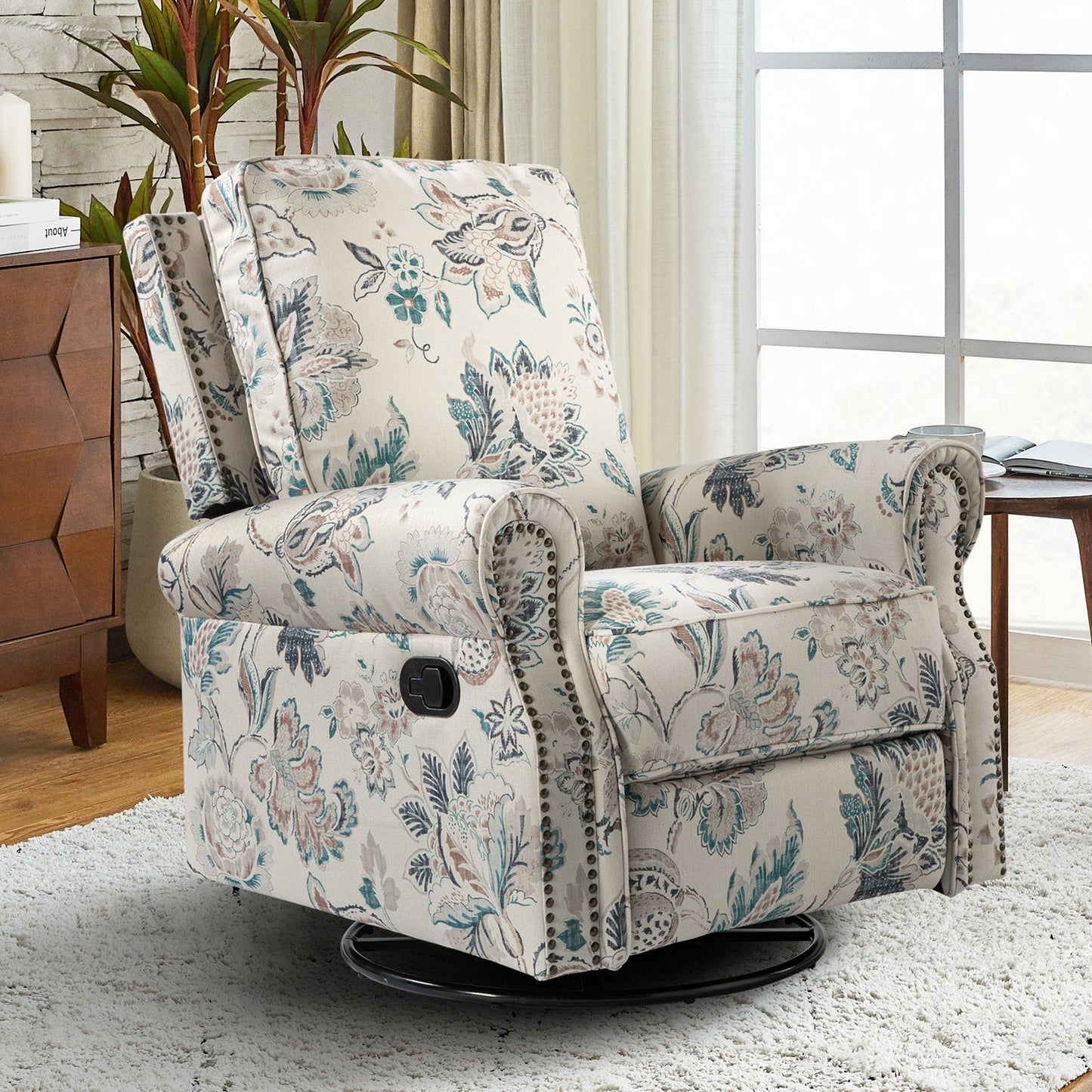 Fauteuil inclinable pivotant à bascule et à imprimé floral Roderich Farmhouse avec accoudoirs roulés par HULALA HOME