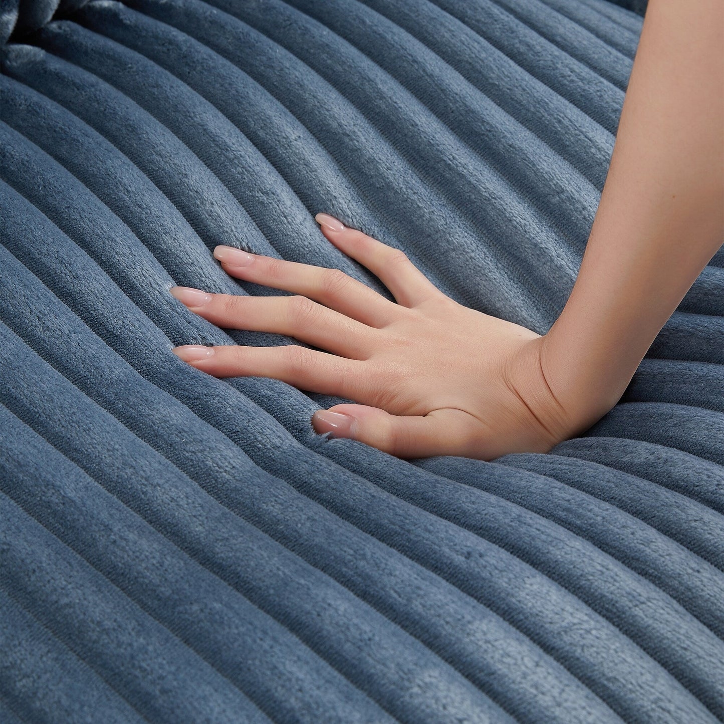 Canapé 4 places moderne en velours côtelé Roomfitters avec ports USB, accoudoirs de rangement dissimulés et porte-gobelets rabattables pour le salon