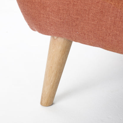 Charmant canapé causeuse compact Roomfitters avec dossier capitonné à boutons et coutures gaufrées pour les petits espaces, recouvert de tissu doux