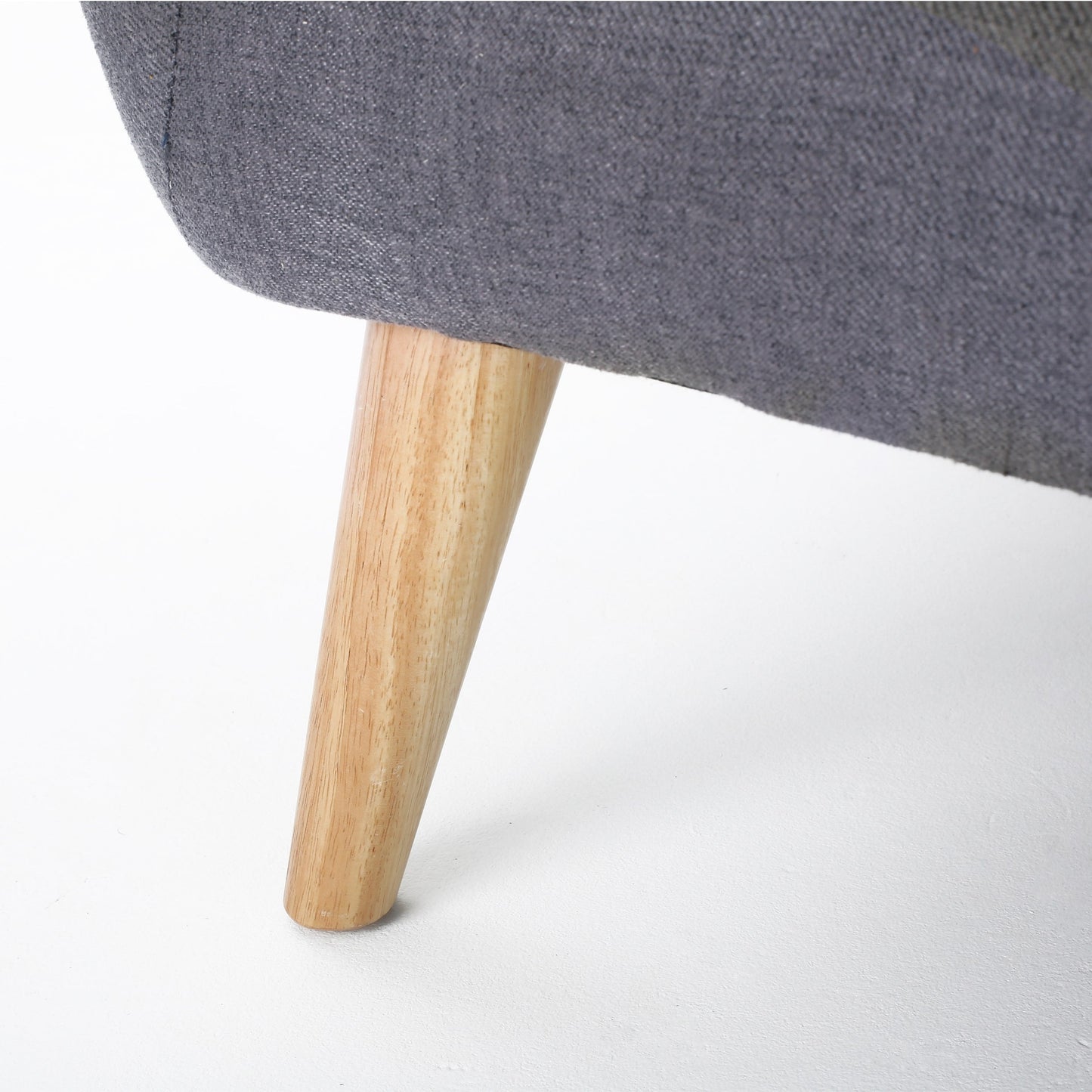 Charmant canapé causeuse compact Roomfitters avec dossier capitonné à boutons et coutures gaufrées pour les petits espaces, recouvert de tissu doux