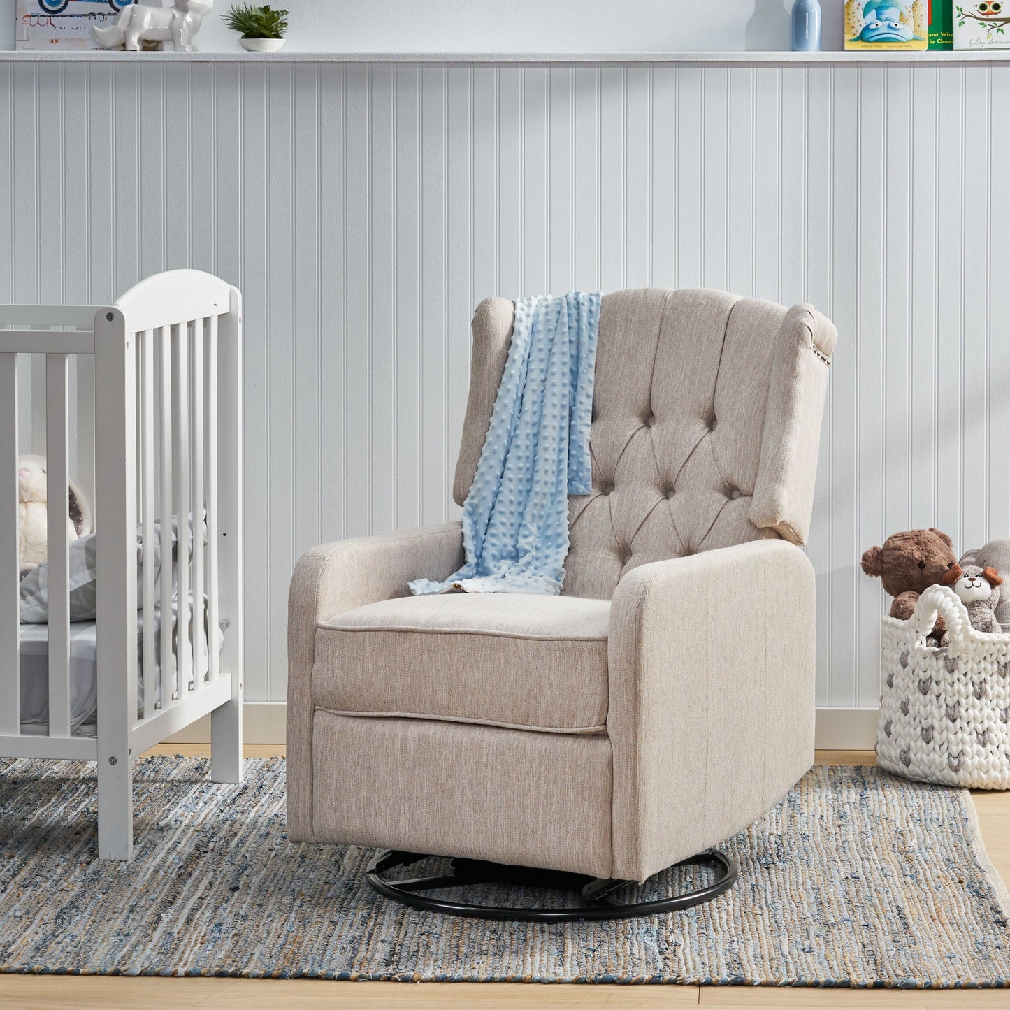 Fauteuil inclinable manuel au design classique de Roomfitters, pivotant à 360 degrés, idéal pour le salon.