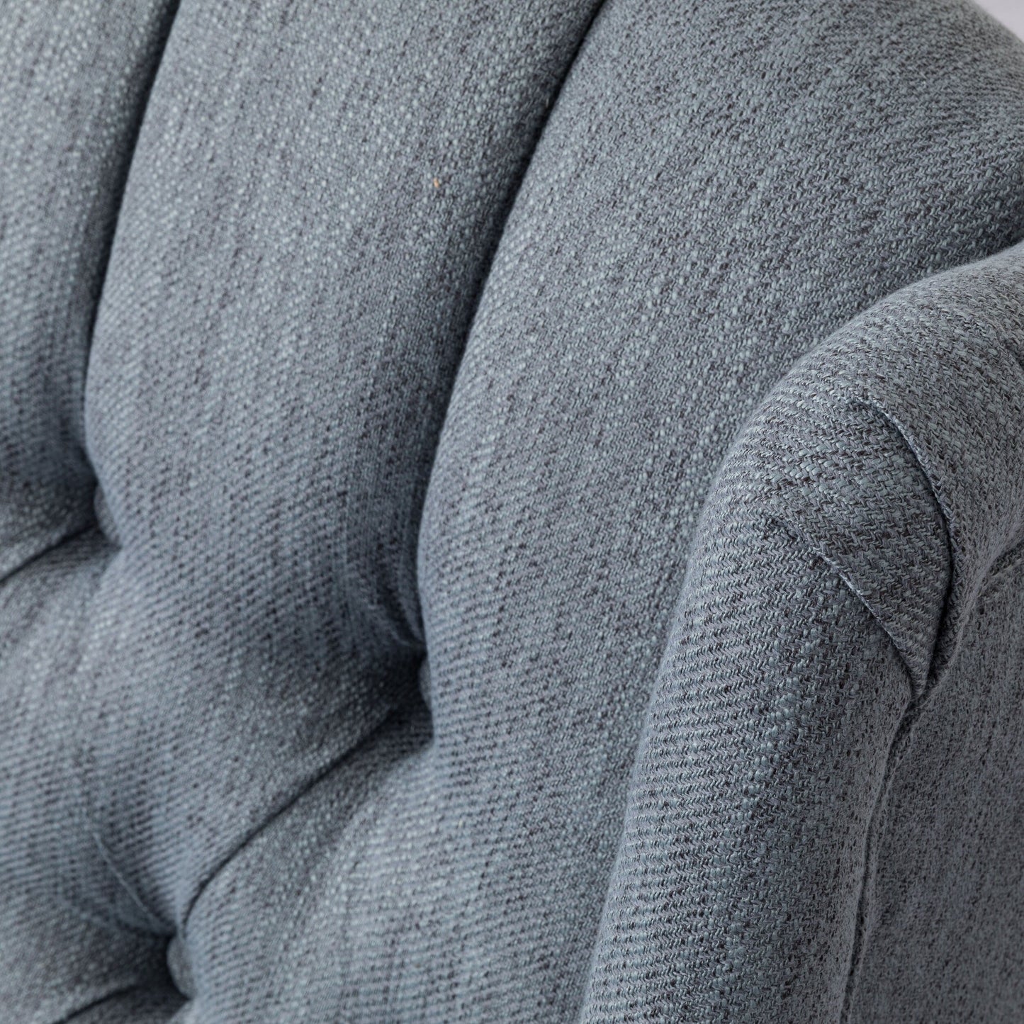 Fauteuil inclinable manuel au design classique de Roomfitters, pivotant à 360 degrés, idéal pour le salon.