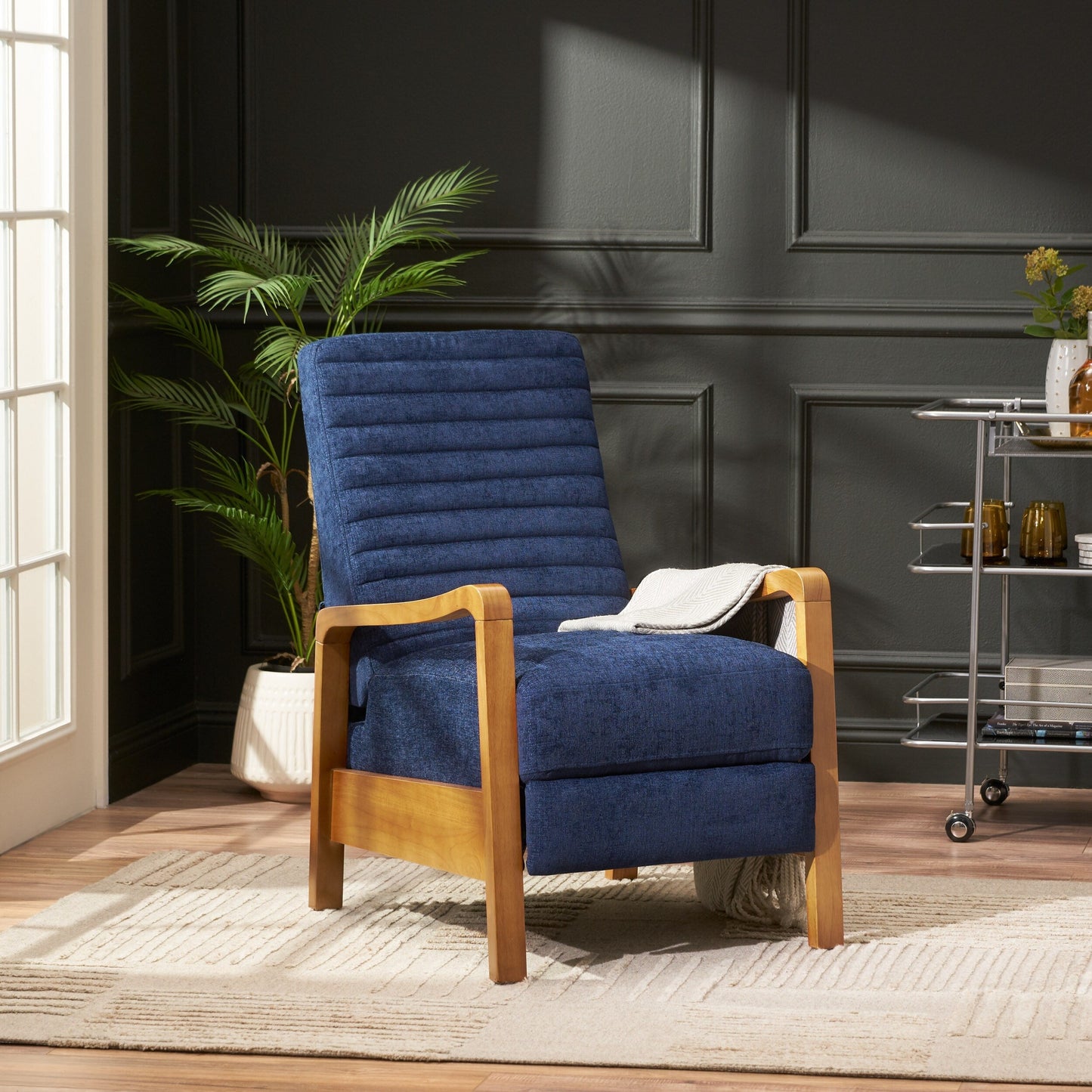 Fauteuil club inclinable manuel en tissu et bois Roomfitters, confortable pour le salon, bleu marine