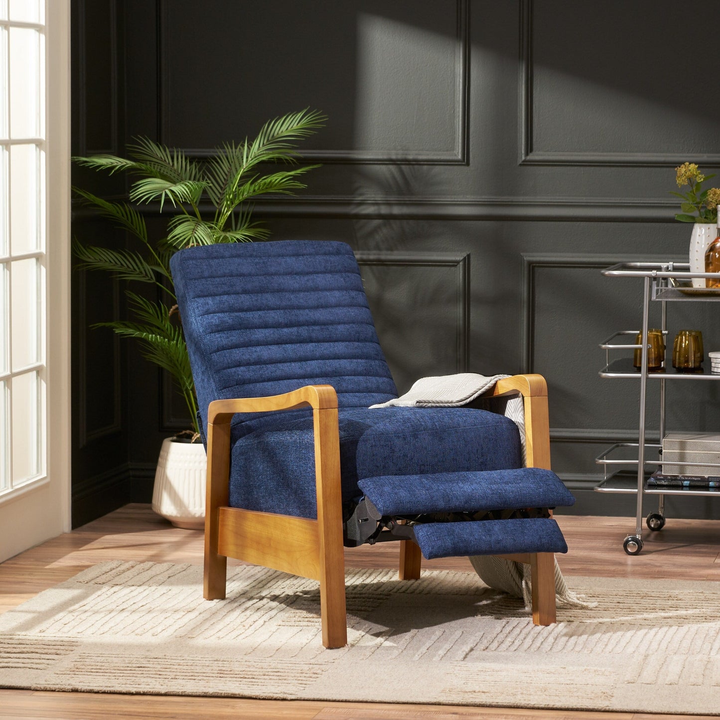 Fauteuil club inclinable manuel en tissu et bois Roomfitters, confortable pour le salon, bleu marine