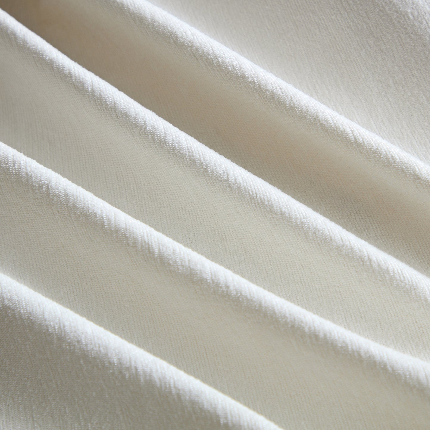 Canapé rembourré de luxe de style moderne pour salon, design élégant et confortable, parfait pour tout espace de vie.