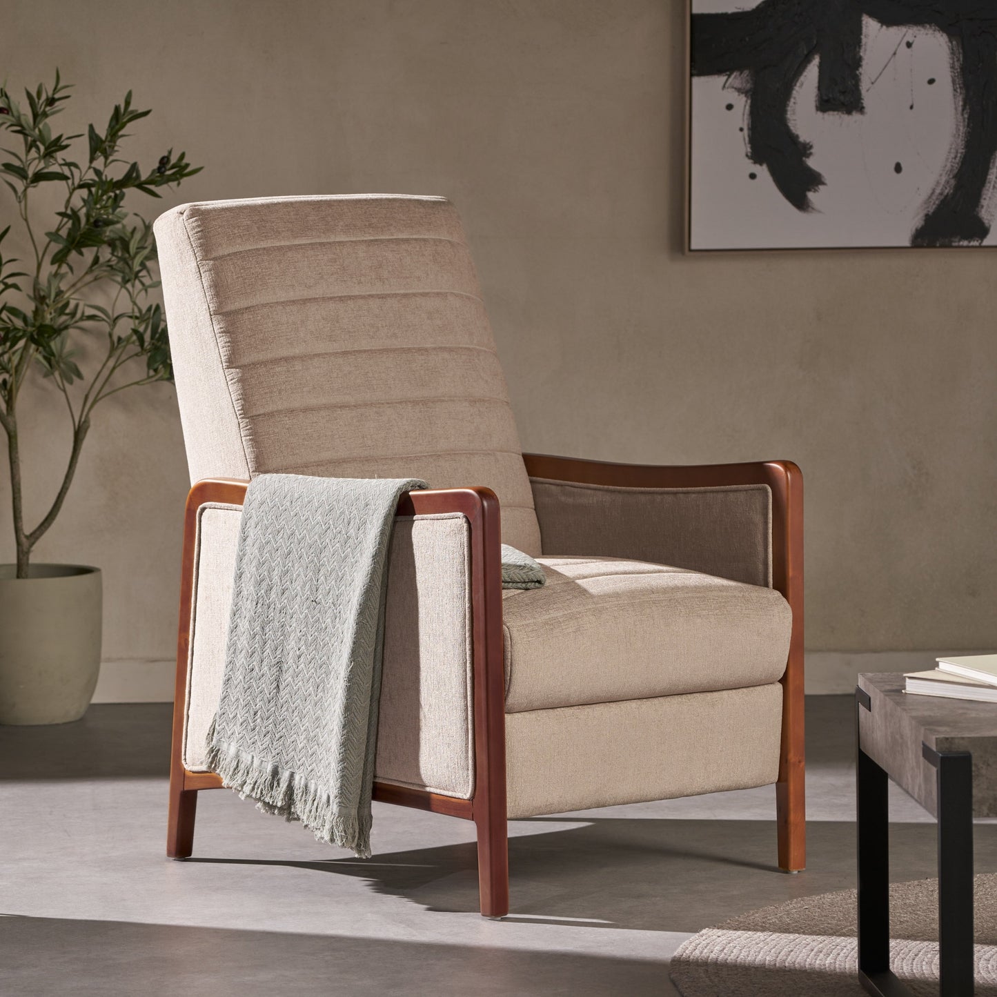 Fauteuil inclinable en tissu et bois, style moderne du milieu du siècle, élégant et inclinable pour le salon.