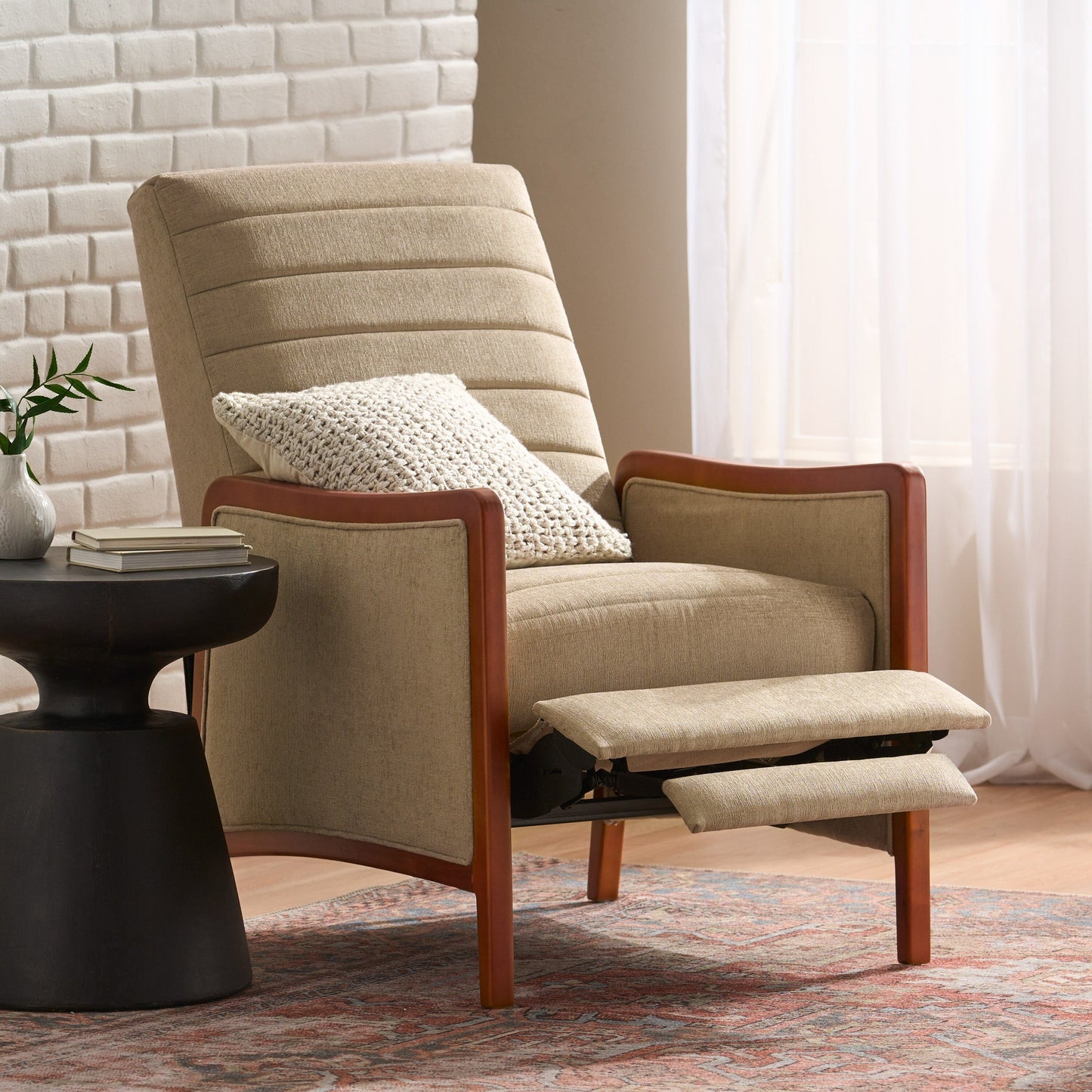 Fauteuil inclinable en tissu et bois, style moderne du milieu du siècle, élégant et inclinable pour le salon.