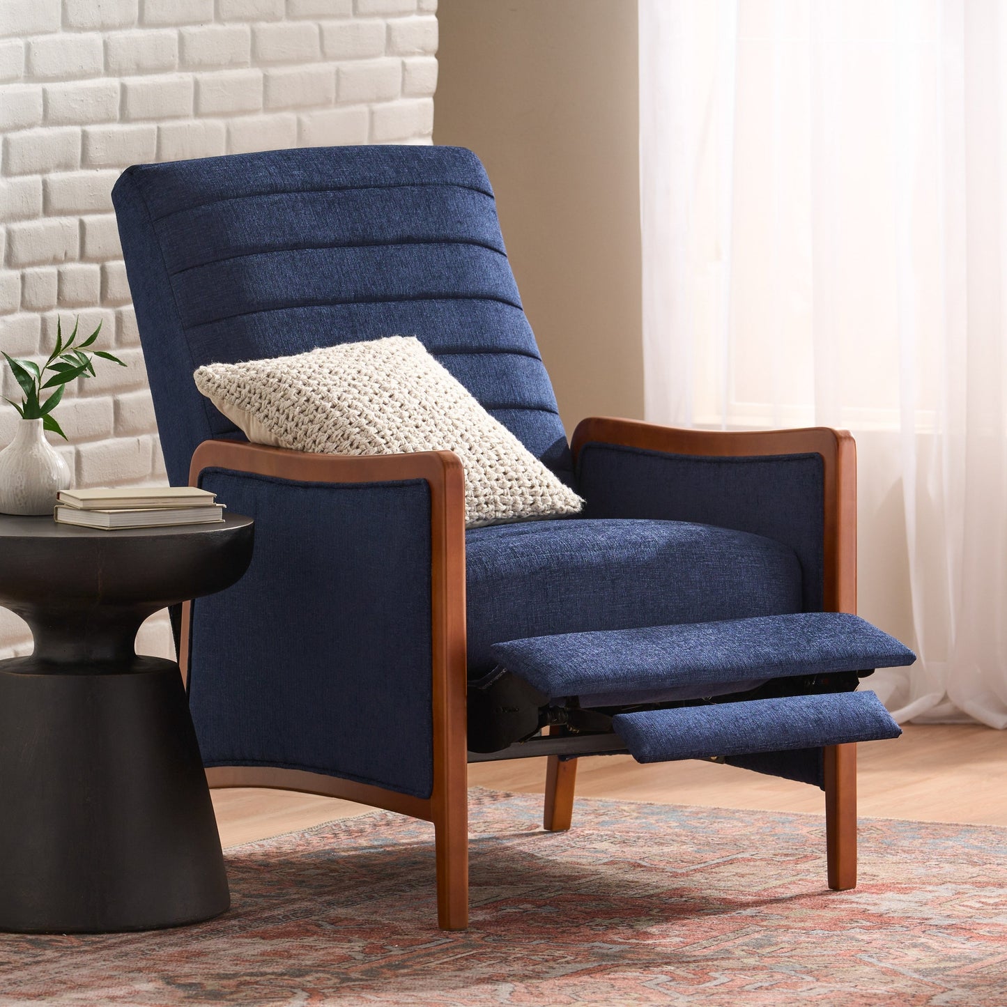 Fauteuil inclinable en tissu et bois, style moderne du milieu du siècle, élégant et inclinable pour le salon.