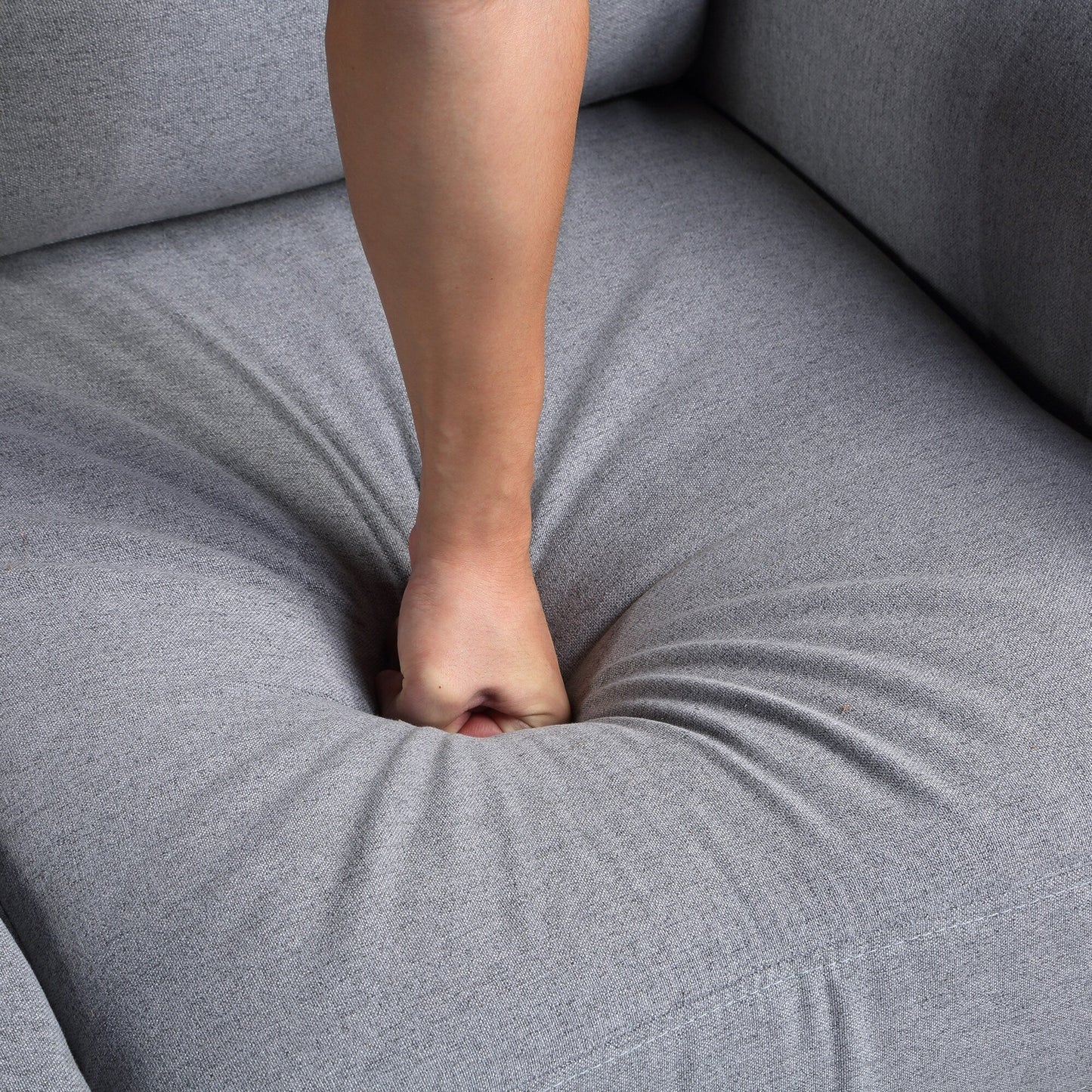 Canapé 2 places compact et élégant, en lin, idéal pour le salon ou le bureau.