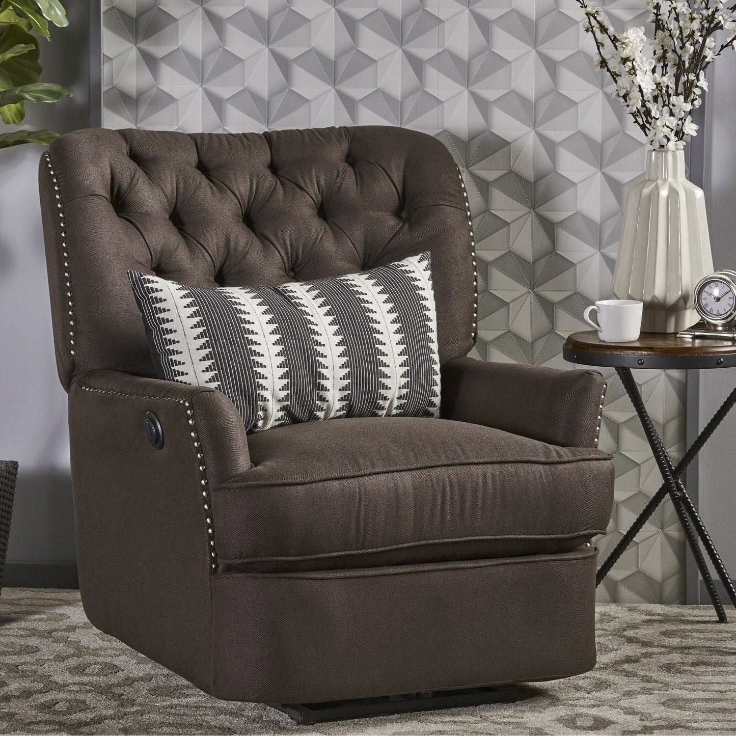 Fauteuil inclinable électrique en tissu capitonné Salomo par Christopher Knight Home