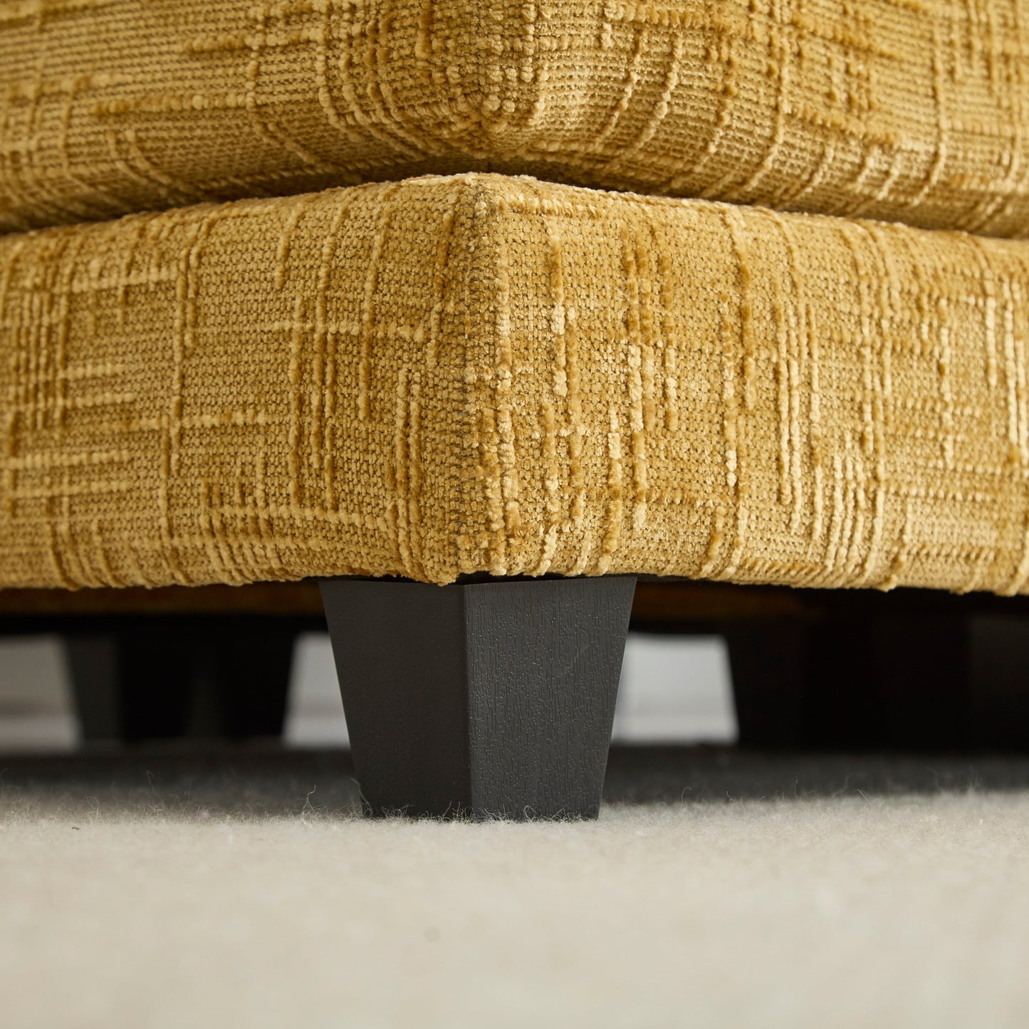 Construction solide, la structure globale du canapé est stable, deux repose-pieds et un canapé deux places avec poches latérales