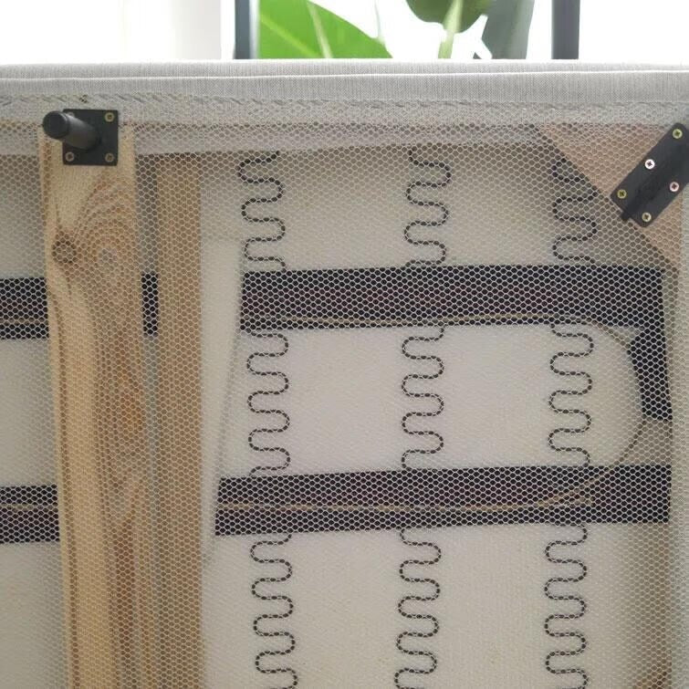 Canapé droit en tissu beige avec accoudoirs carrés