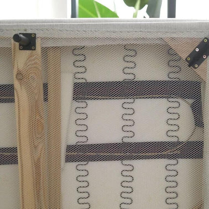 Canapé droit en tissu beige avec accoudoirs carrés