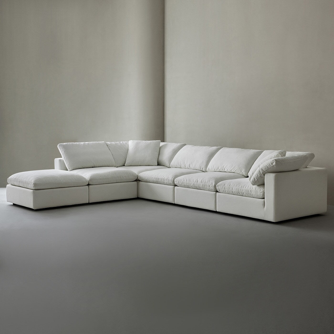 Canapé d'angle rectangulaire en lin à accoudoirs carrés, blanc perle