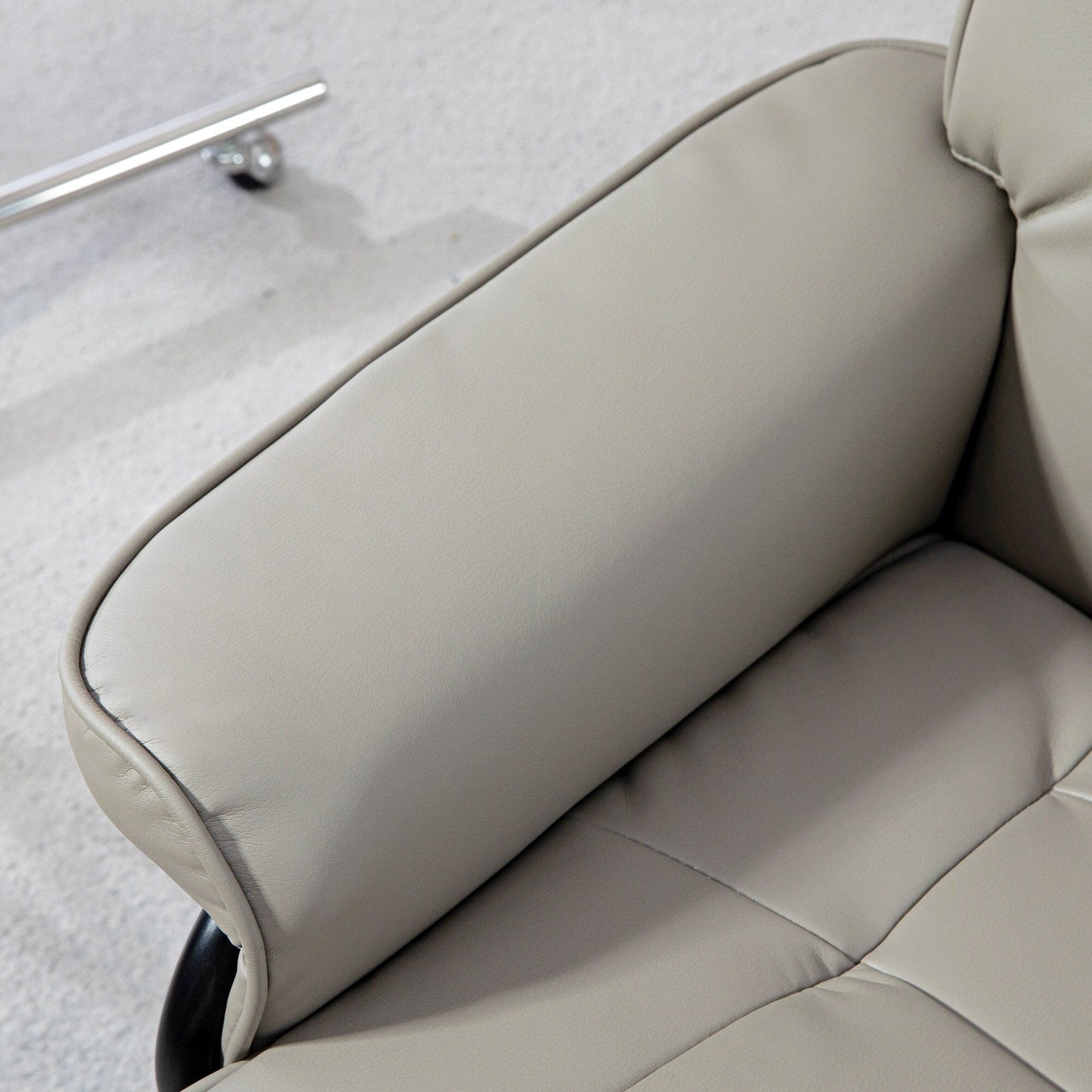 Fauteuil inclinable pivotant et pouf