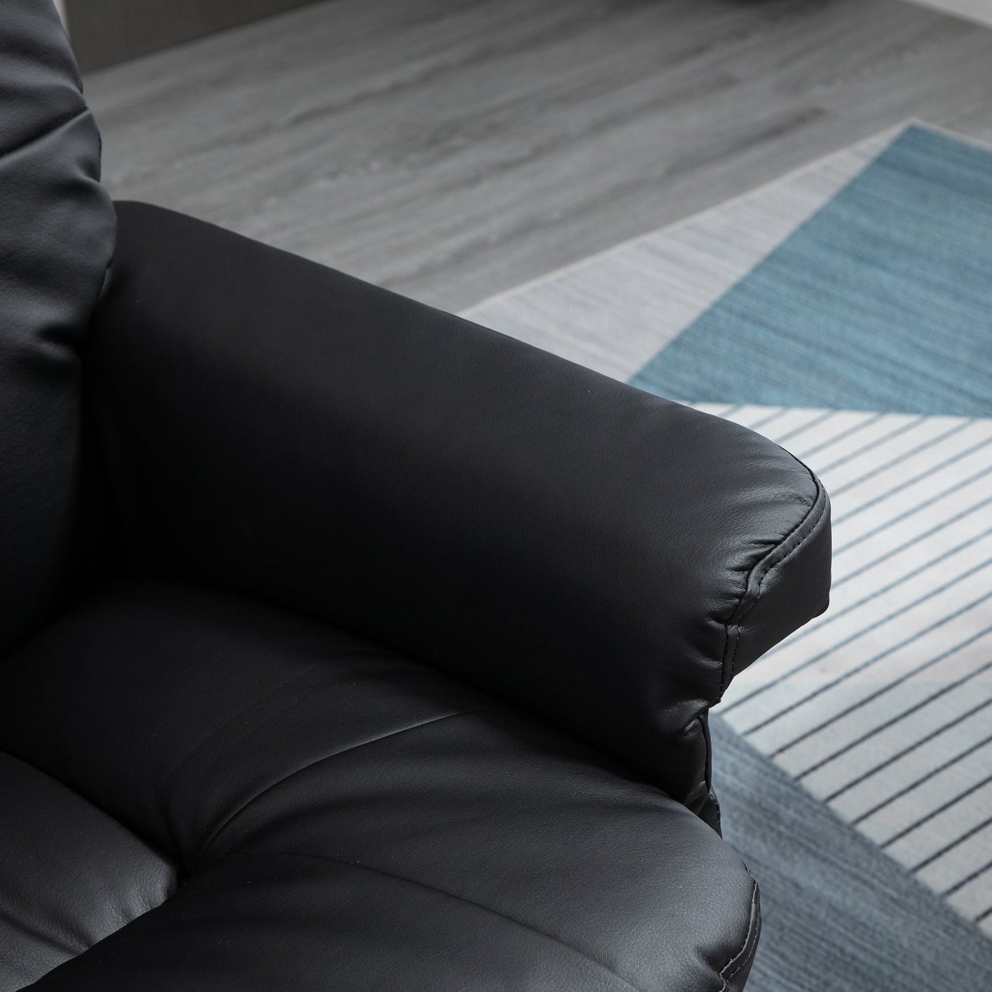 Fauteuil pivotant inclinable en similicuir avec pouf assorti, dossier réglable et support rembourré pour salon