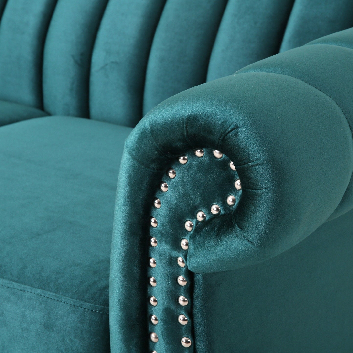 Canapé Chesterfield bleu sarcelle avec clous et pieds en bouleau