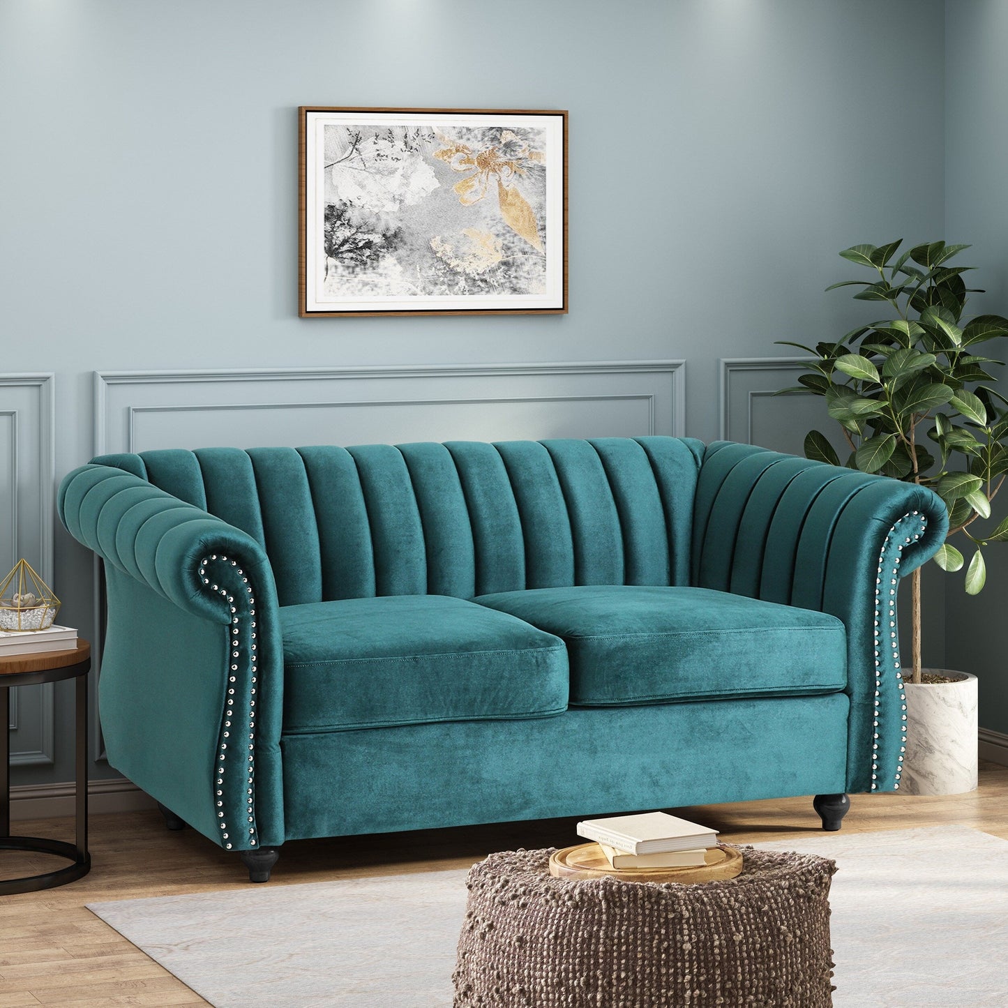 Canapé Chesterfield bleu sarcelle avec clous et pieds en bouleau