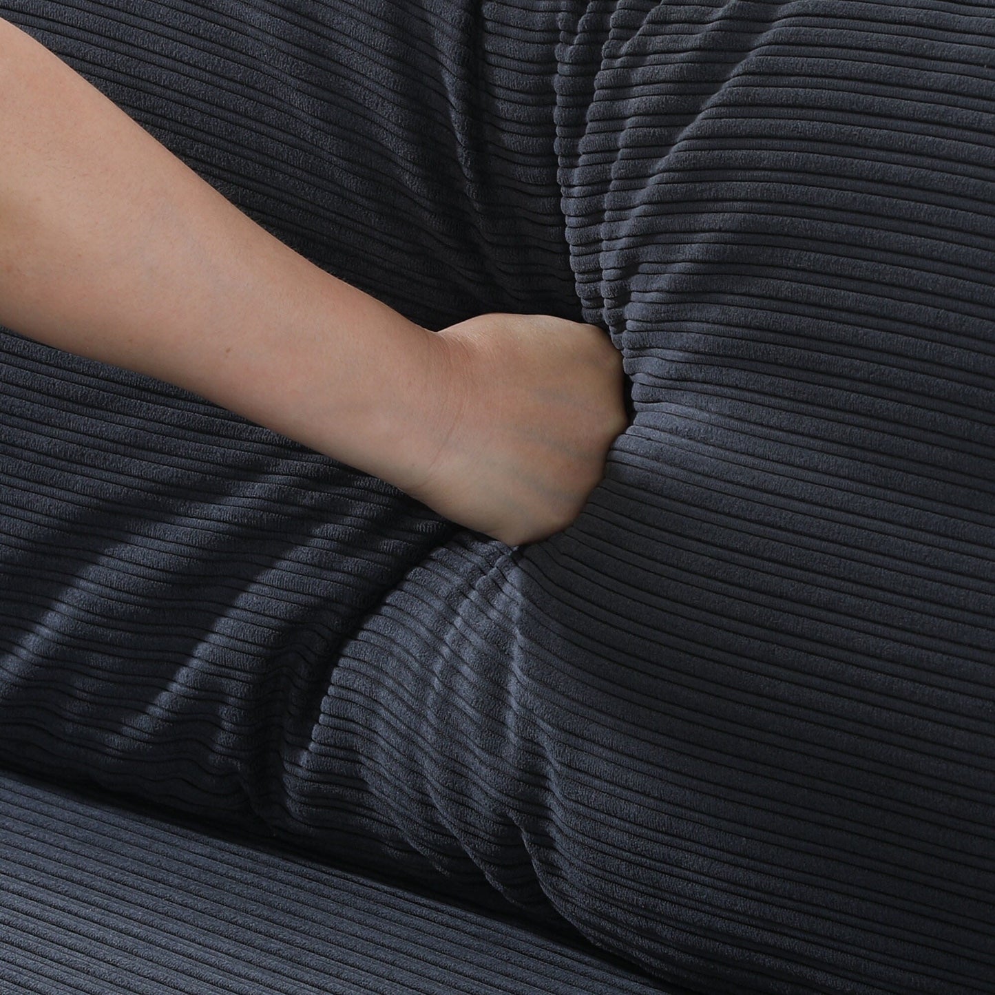 Le canapé de 53 pouces offre un aménagement spacieux dans le petit appartement