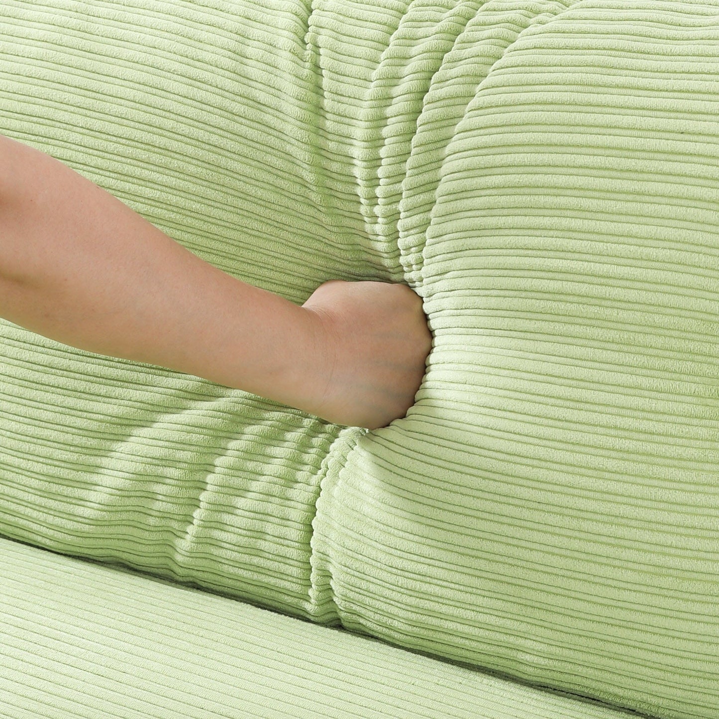 Le canapé de 53 pouces offre un aménagement spacieux dans le petit appartement