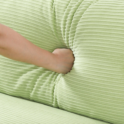 Le canapé de 53 pouces offre un aménagement spacieux dans le petit appartement