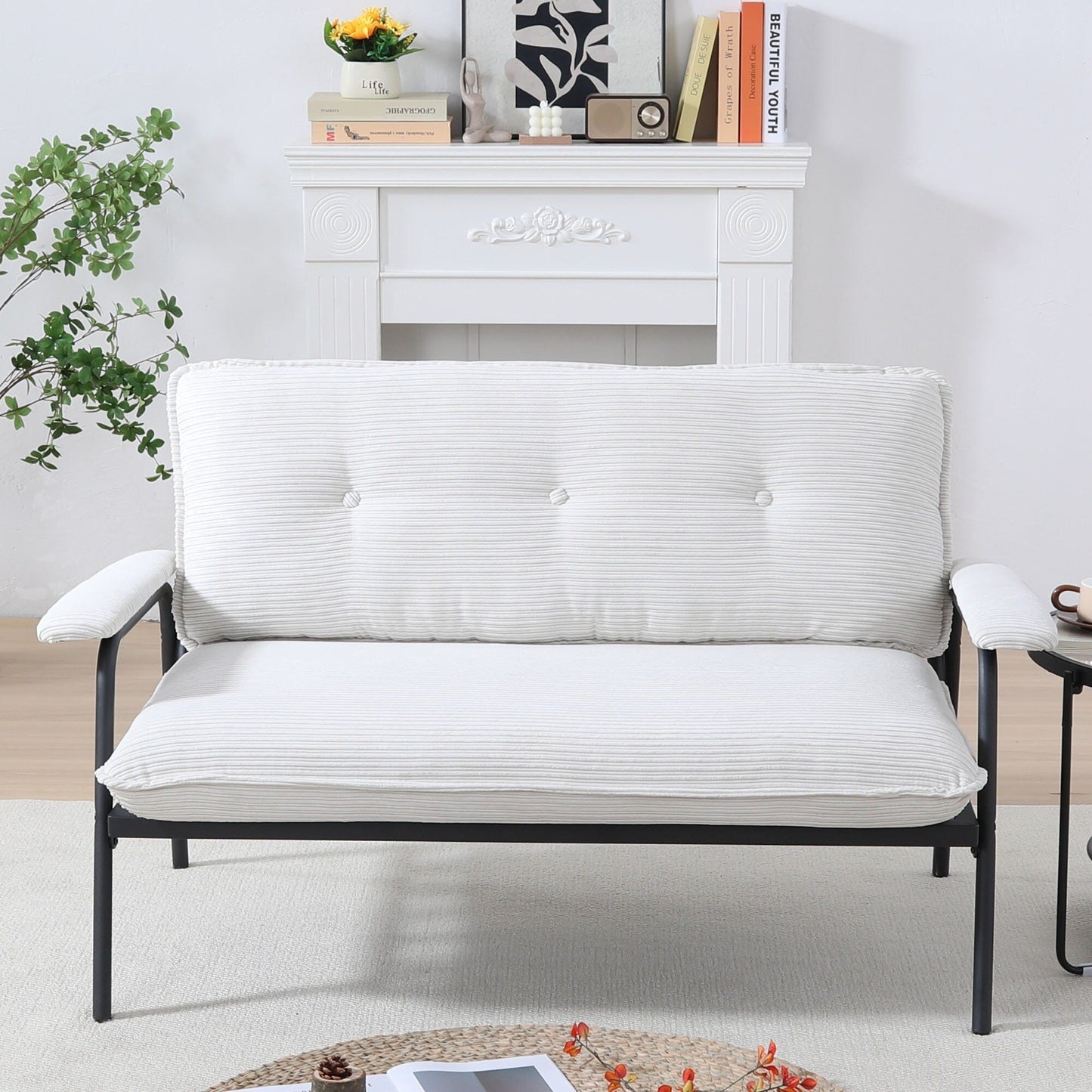 Le canapé de 53 pouces offre un aménagement spacieux dans le petit appartement