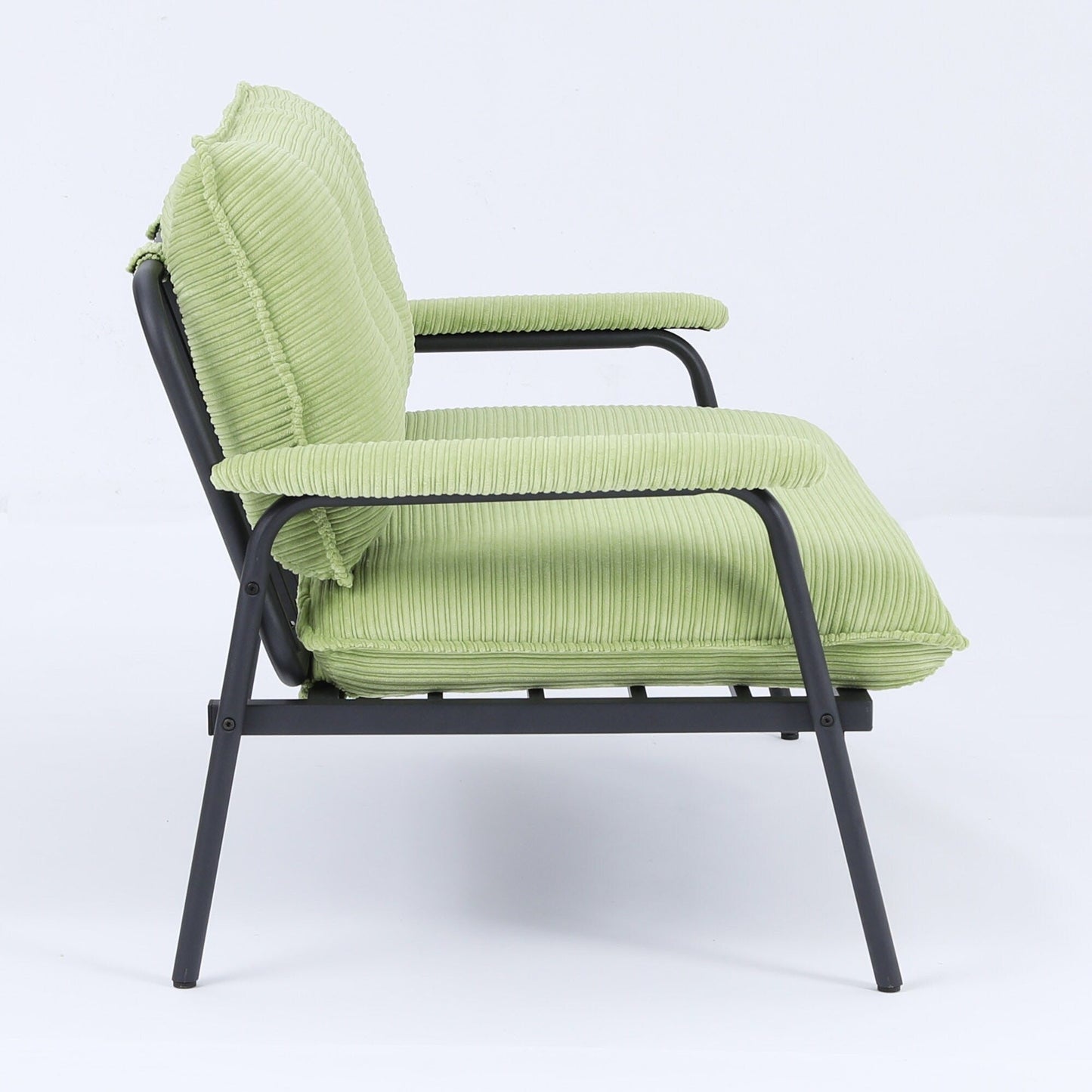 Le canapé beige de 53 pouces offre une disposition spacieuse dans le petit appartement, gérant facilement divers scénarios