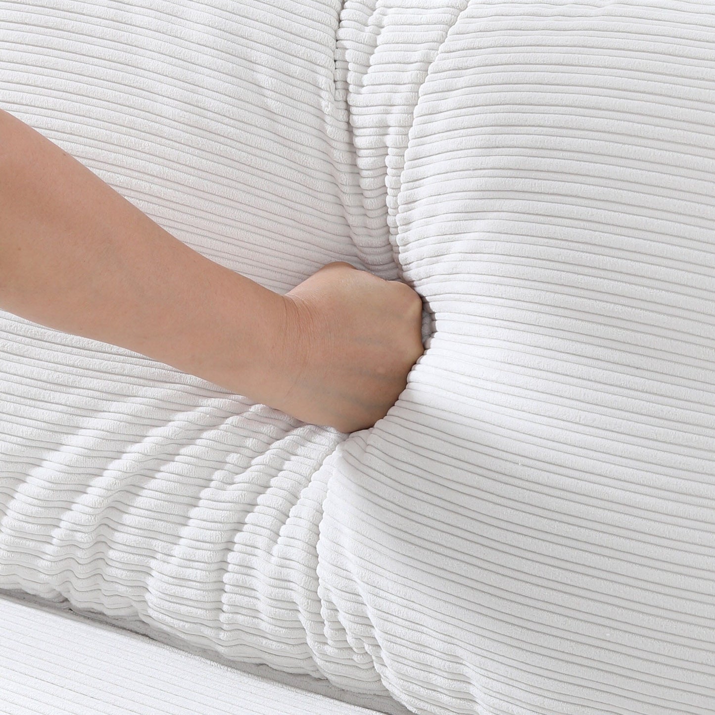 Le canapé beige de 53 pouces offre une disposition spacieuse dans le petit appartement, gérant facilement divers scénarios