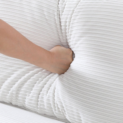 Le canapé beige de 53 pouces offre une disposition spacieuse dans le petit appartement, gérant facilement divers scénarios