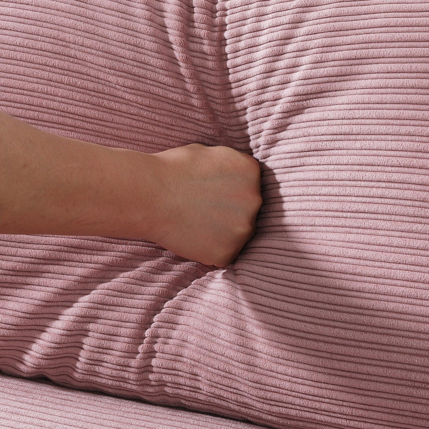 Le canapé beige de 53 pouces offre une disposition spacieuse dans le petit appartement, gérant facilement divers scénarios